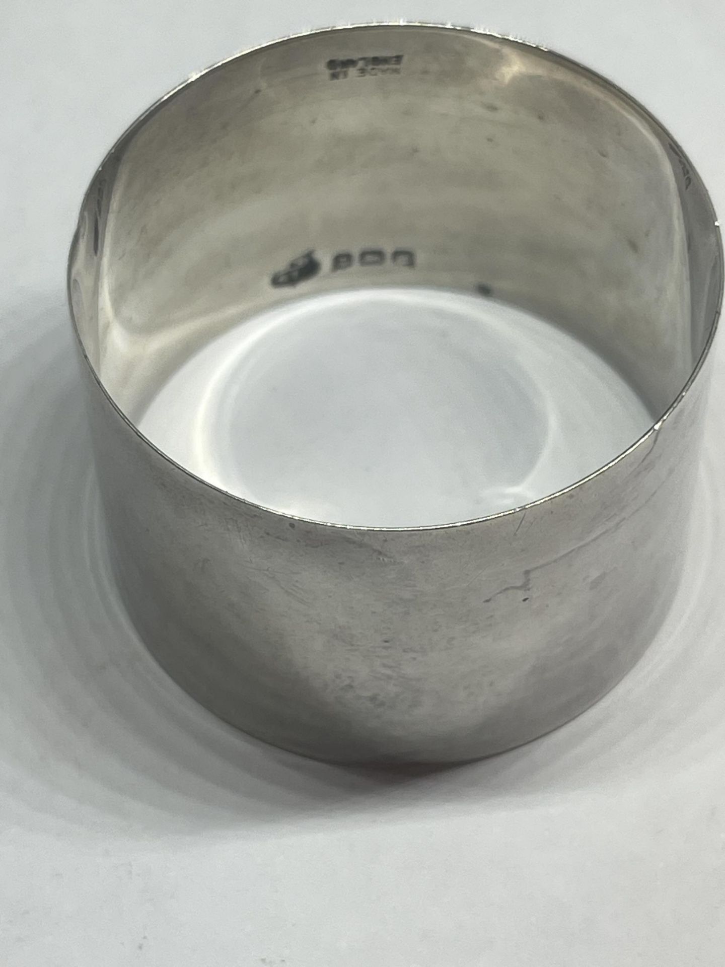 FOUR NAPKIN RINGS TO INCLUDE THREE HALLMARKED BIRMINGHAM SILVER - Image 2 of 5