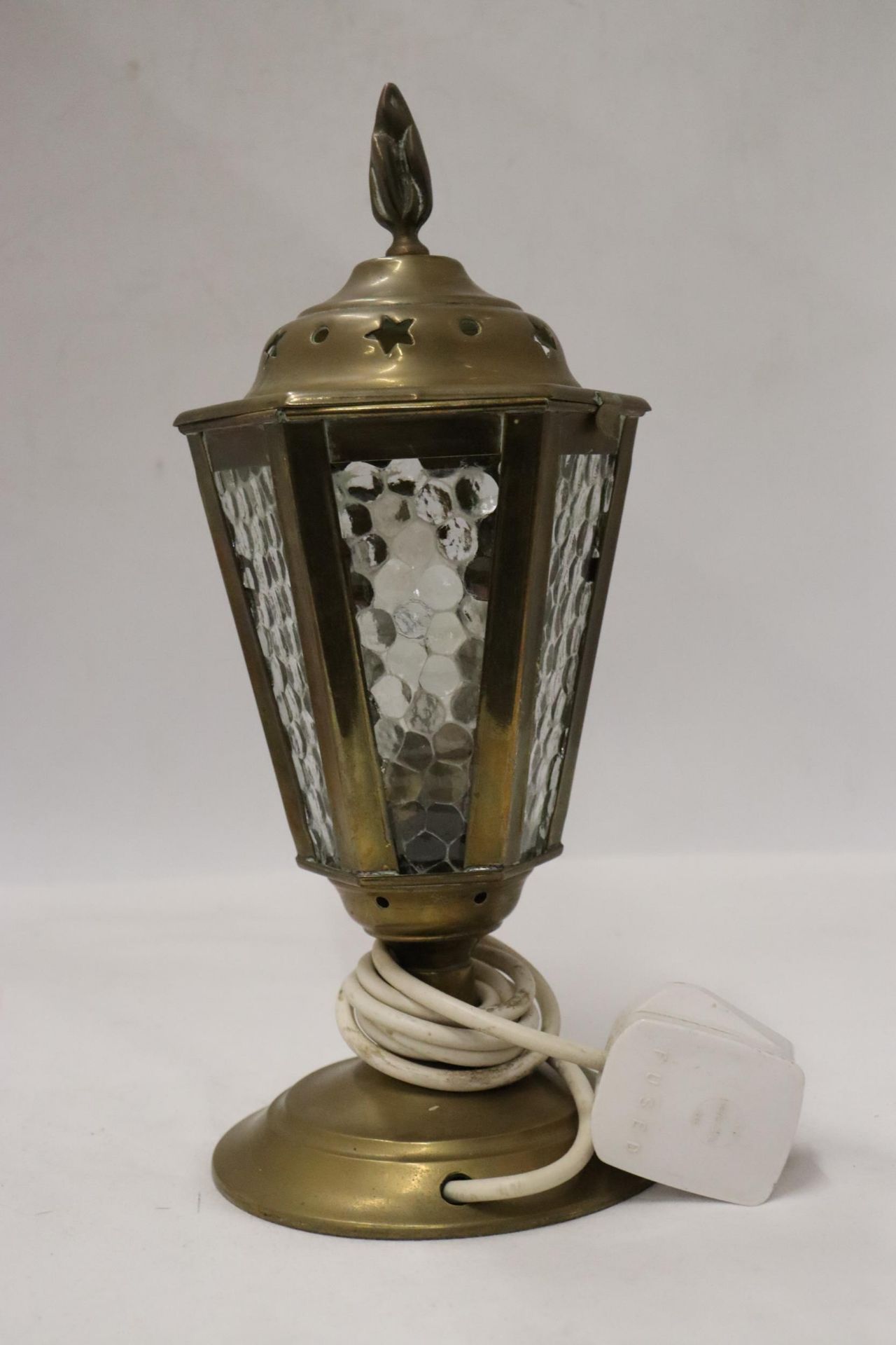 A VINTAGE BRASS, LANTERN STYLE LAMP, HEIGHT 29CM - Bild 6 aus 6