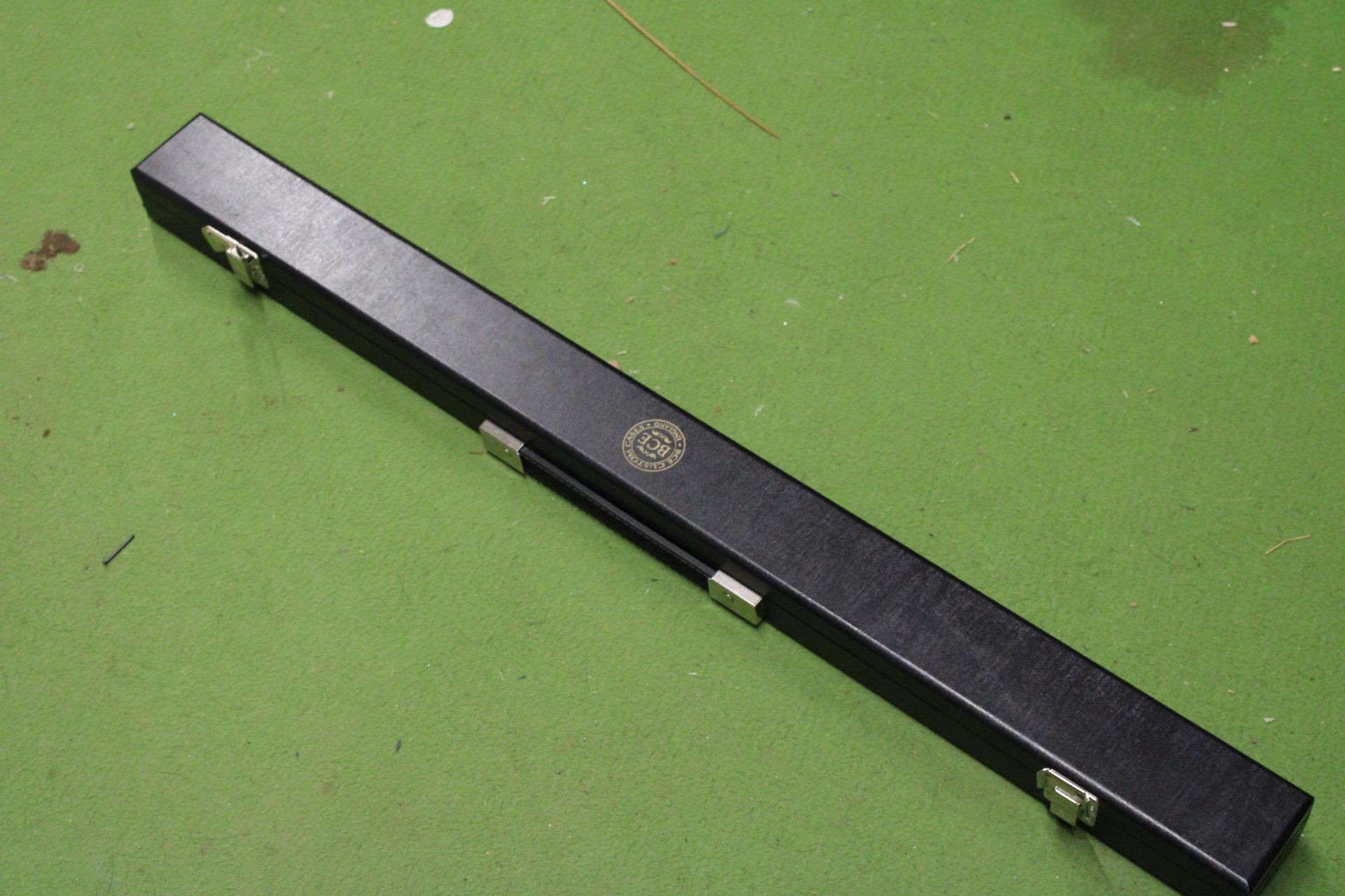 A STINGER DE LUX POOL CUE IN A HARD CASE - Image 5 of 6
