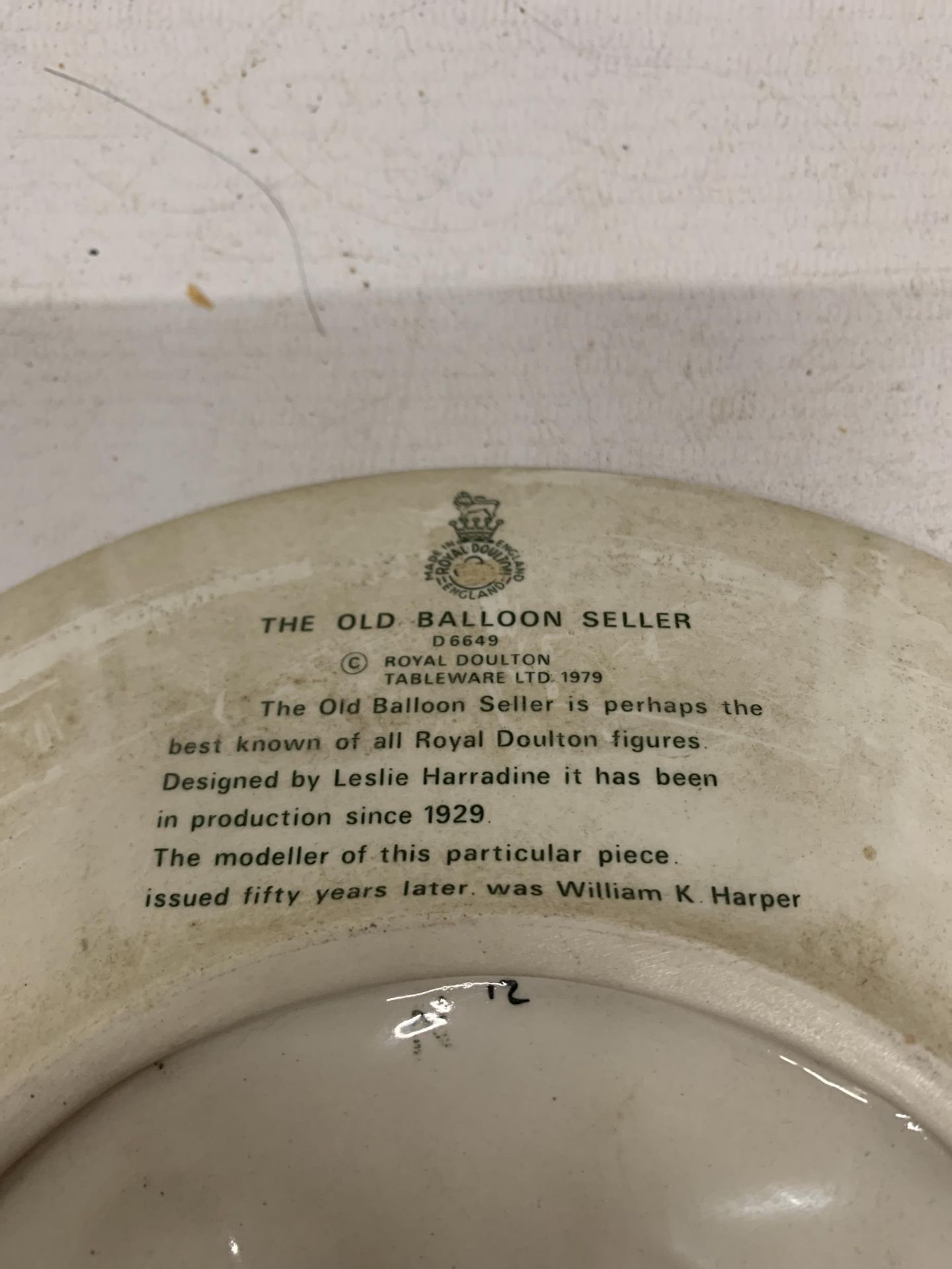 A ROYAL DOULTON PLATE "THE OLD BALLOON SELLER" D6649 (2ND) - Bild 3 aus 3