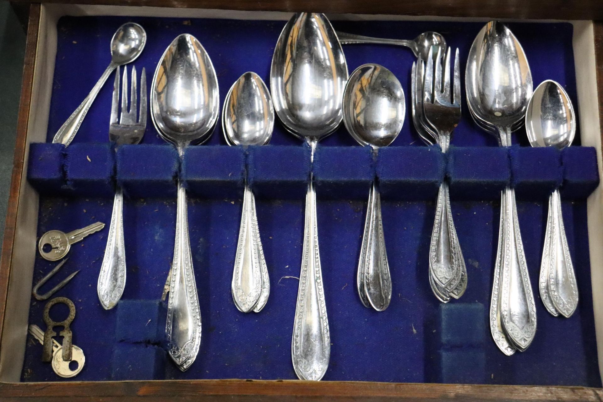 A VINTAGE CANTEEN OF CUTLERY IN A MAHOGANY CASE WITH BOTTOM DRAWER - Bild 8 aus 12