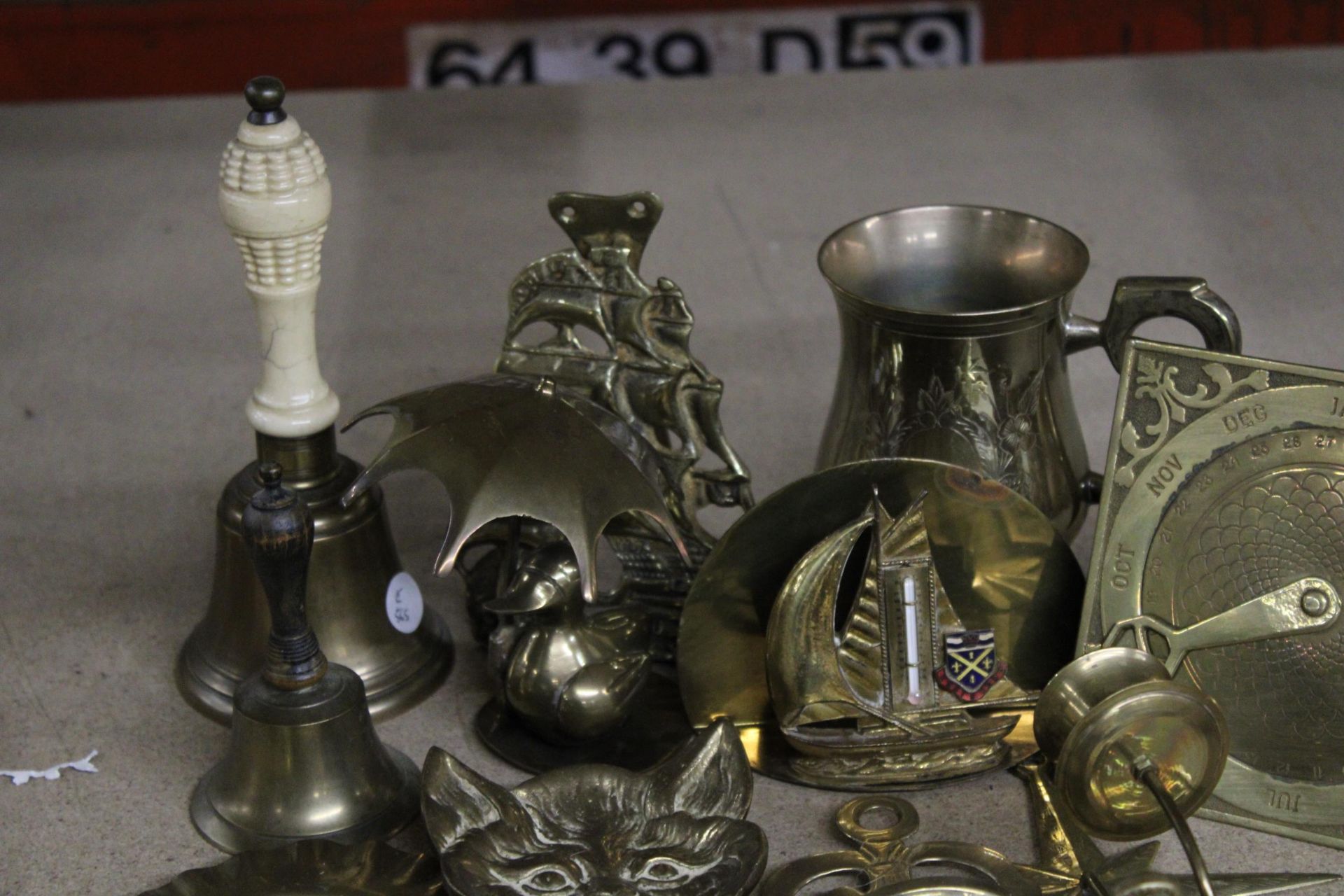 A COLLECTION OF BRASSWARE TO INCLUDE BELLS, PIN DISHES, A CALENDAR, WALL SCONCE, ETC - Image 4 of 5