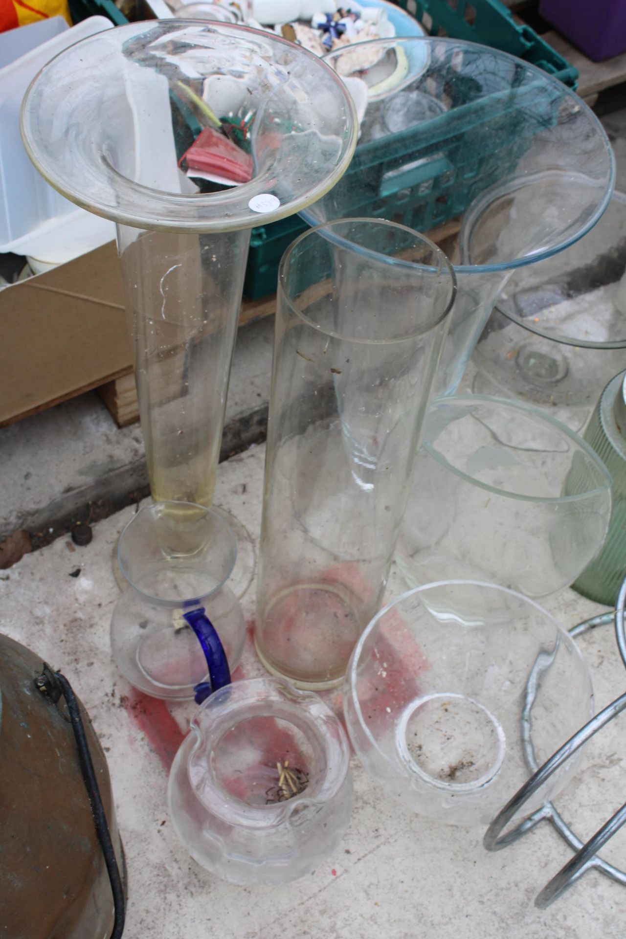 AN ASSORTMENT OF GLASS VASES AND A METAL STAND - Image 2 of 4