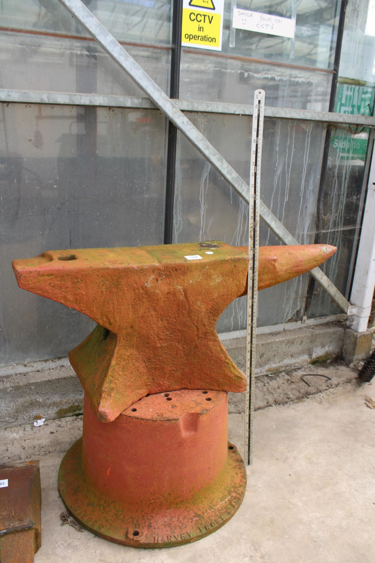 A LARGE HEAVY DUTY BLACKSMITHS ANVIL WITH CIRCULAR BASE (H:66CM L:89CM) - Image 3 of 7