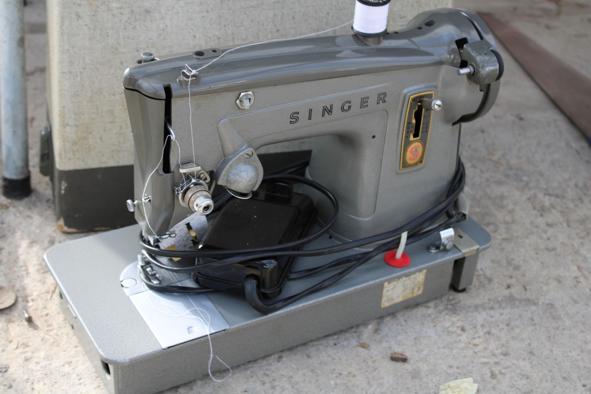 AN ELECTRIC SINGER SEWING MACHINE WITH FOOT PEDAL AND CARRY CASE - Image 2 of 2