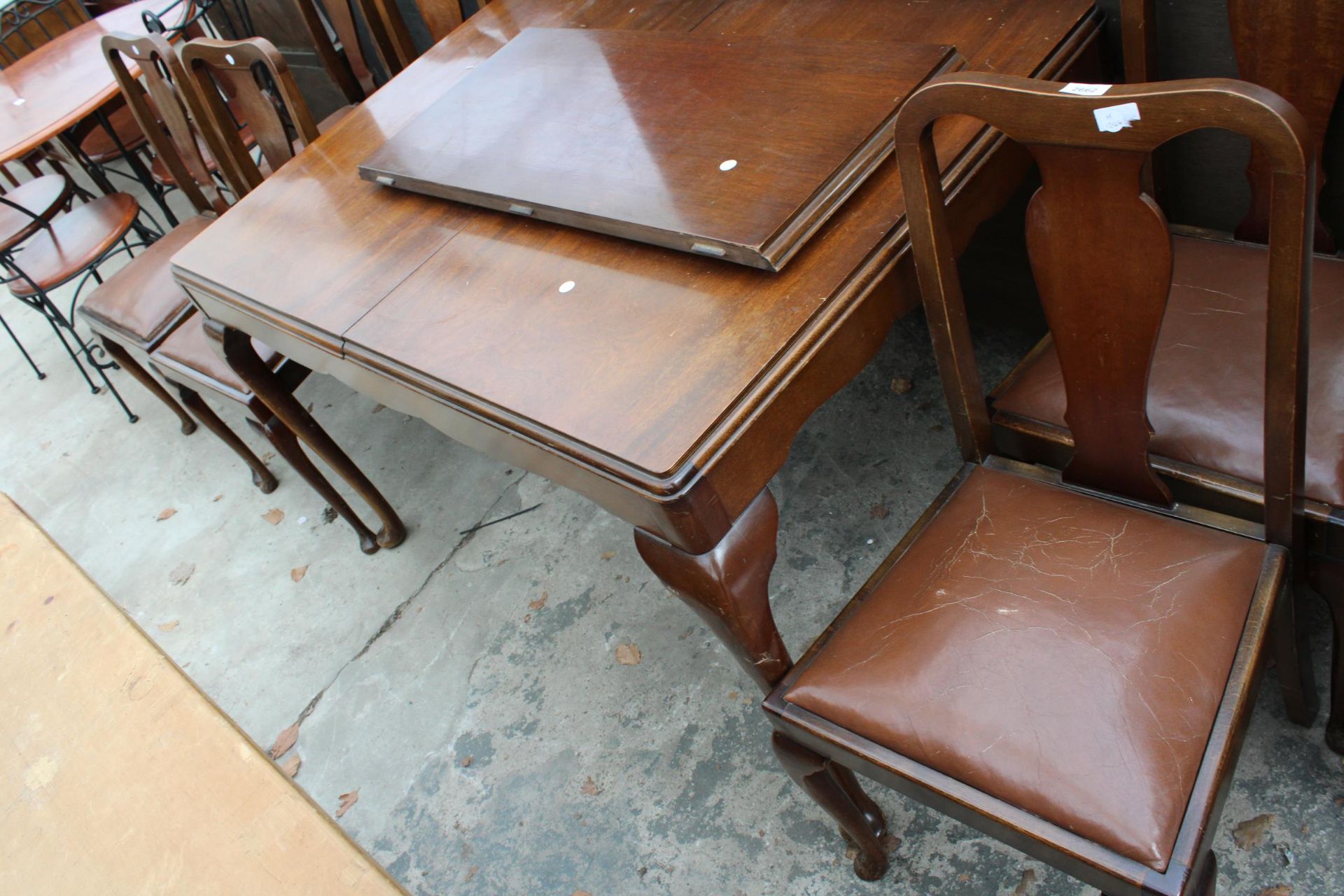 A MID 20TH CENTURY MAHOGANY EXTENDING DINING TABLE 48" X 34" (LEAF 15") AND SIX DINING CHAIRS ALL ON - Image 3 of 4