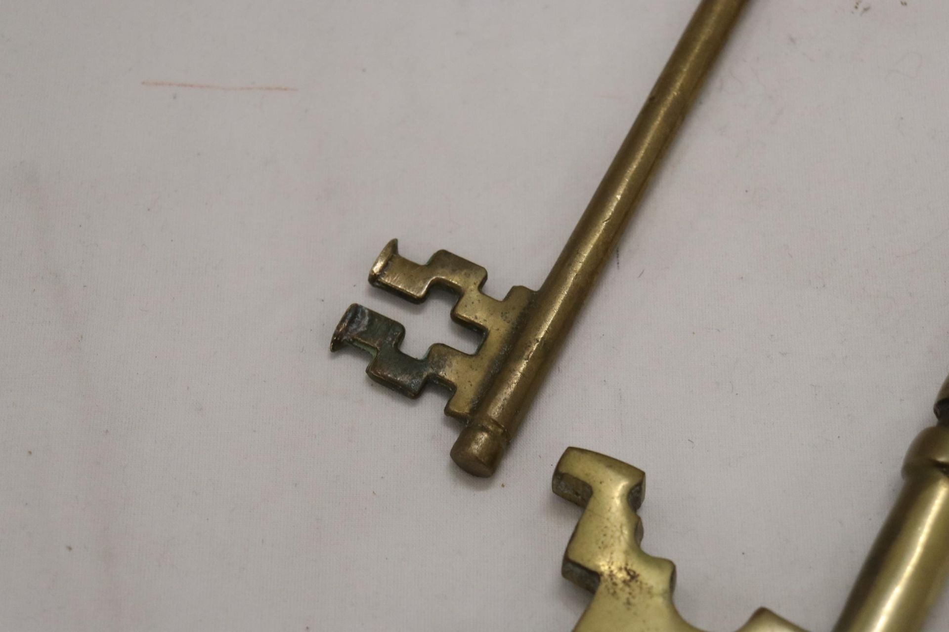 TWO LARGE HEAVY WEIGHT VINTAGE BRASS KEYS - ONE 13 INCHES LONG - Image 3 of 7