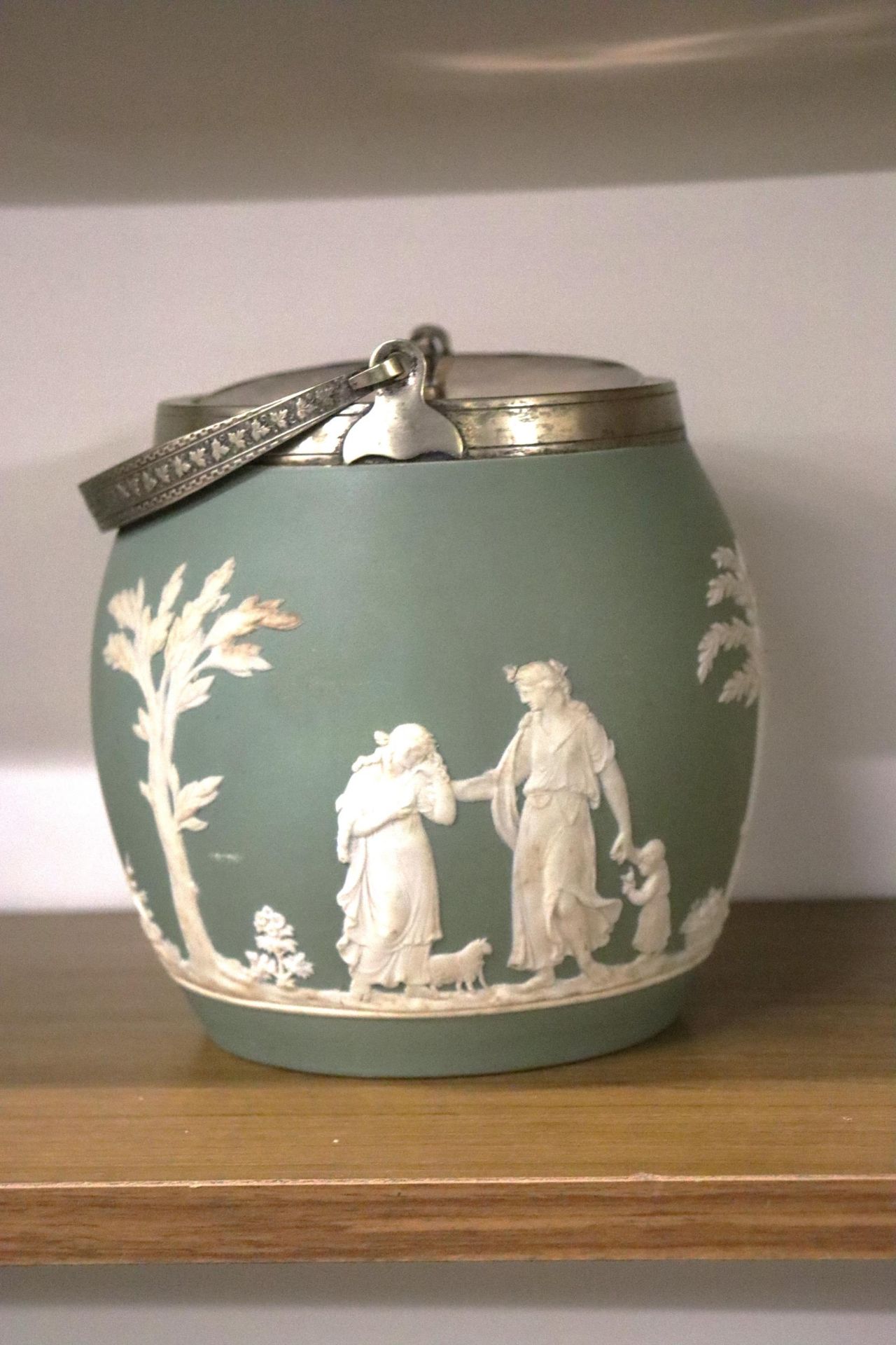A GREEN WEDGWOOD JASPERWARE BISCUIT BARREL WITH PLATED LID AND HANDLE, HEIGHT 14CM