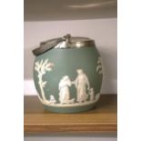A GREEN WEDGWOOD JASPERWARE BISCUIT BARREL WITH PLATED LID AND HANDLE, HEIGHT 14CM
