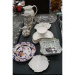 A QUANTITY OF CERAMICS TO INCLUDE A LARGE MINTON JUG, ROYAL WORCESTER SIDE PLATES AND SUGAR BOWL,