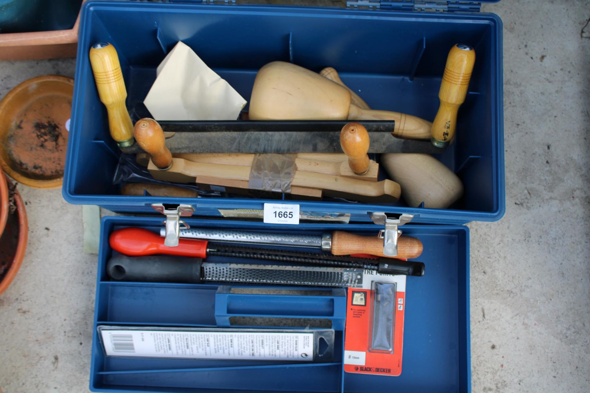 A PLASTIC TOOL BOX WITH AN ASSORTMENT OF TOOLS TO INCLUDE FILES AD A SHAVING PLANE ETC - Bild 2 aus 3