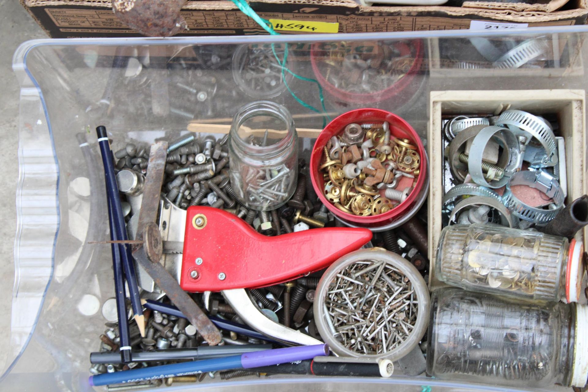 AN ASSORTMENT OF TOOLS TO INCLUDE SNIPS, FILES AND AN AXE ETC - Bild 4 aus 4