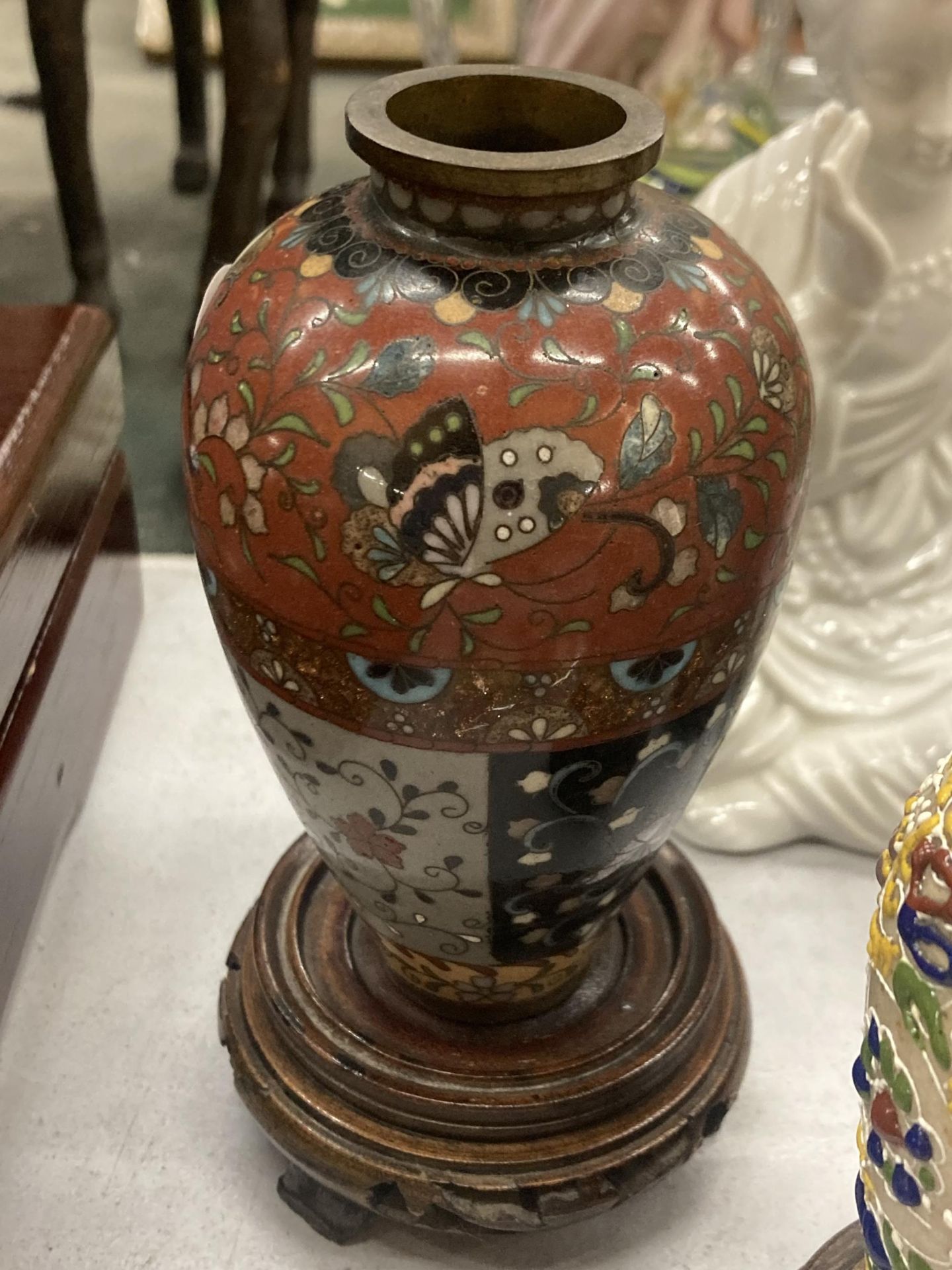 THREE ORIENTAL VASES ON WOODEN STANDS TO INCLUDE CLOISONNE, A SEATED FIGURE, ETC - Image 2 of 5