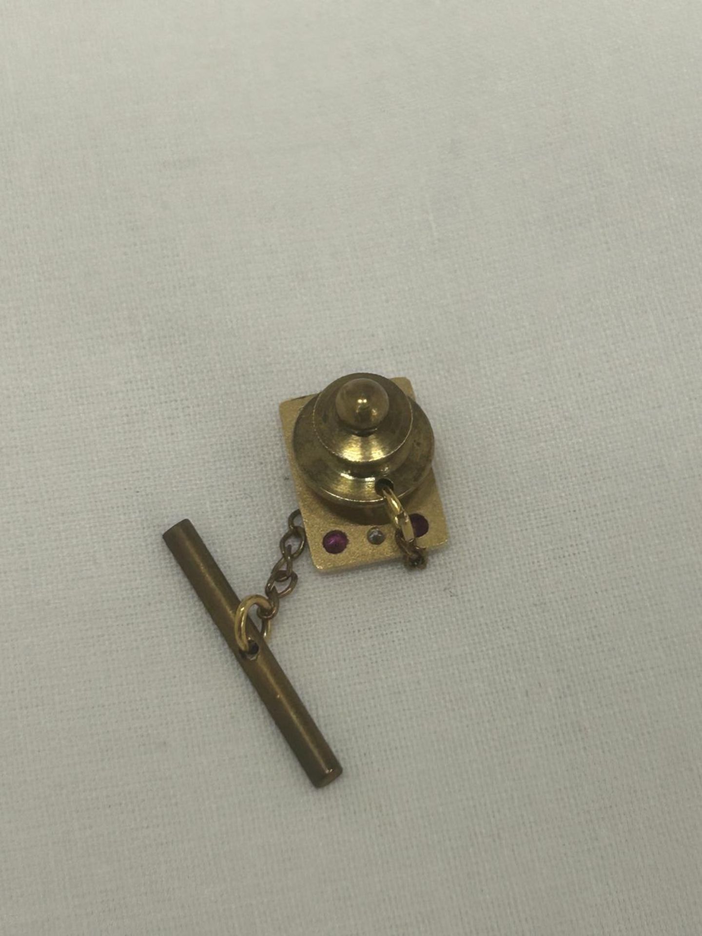 A HALLMARKED 9CT GOLD DIAMOND AND RUBY 'FODEN' PIN BADGE GROSS WEIGHT 4.84G - Image 4 of 4