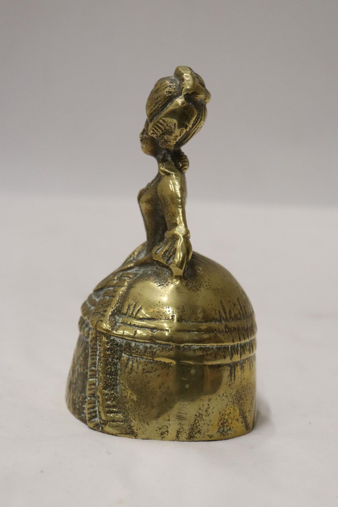 A VINTAGE BRASS BELL MODELLED AS A VICTORIAN WOMAN - Image 3 of 6
