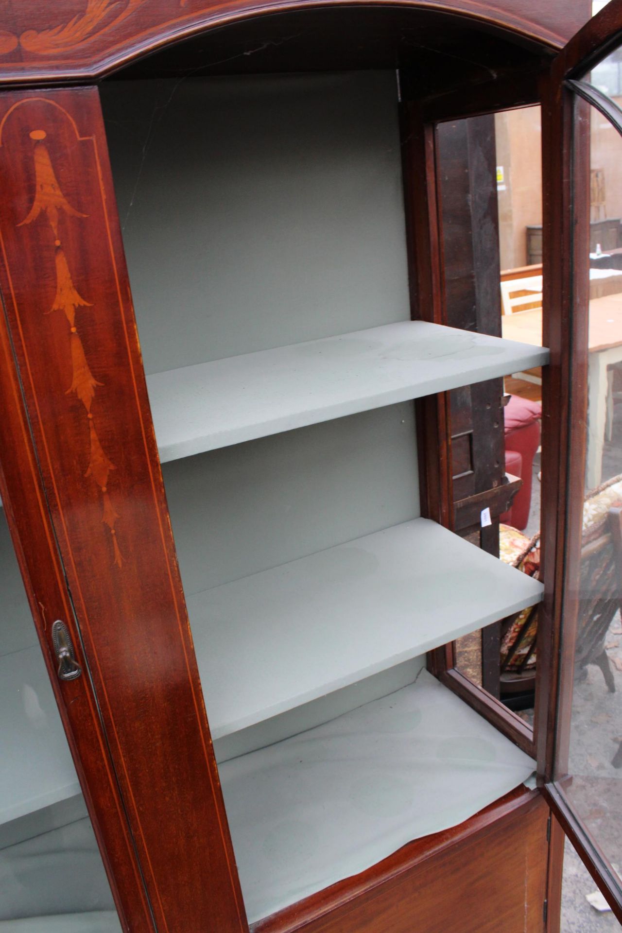 AN EDWARDIAN MAHOGANY AND INLAID TWO DOOR DISPLAY CABINET 51" WIDE - Image 5 of 5