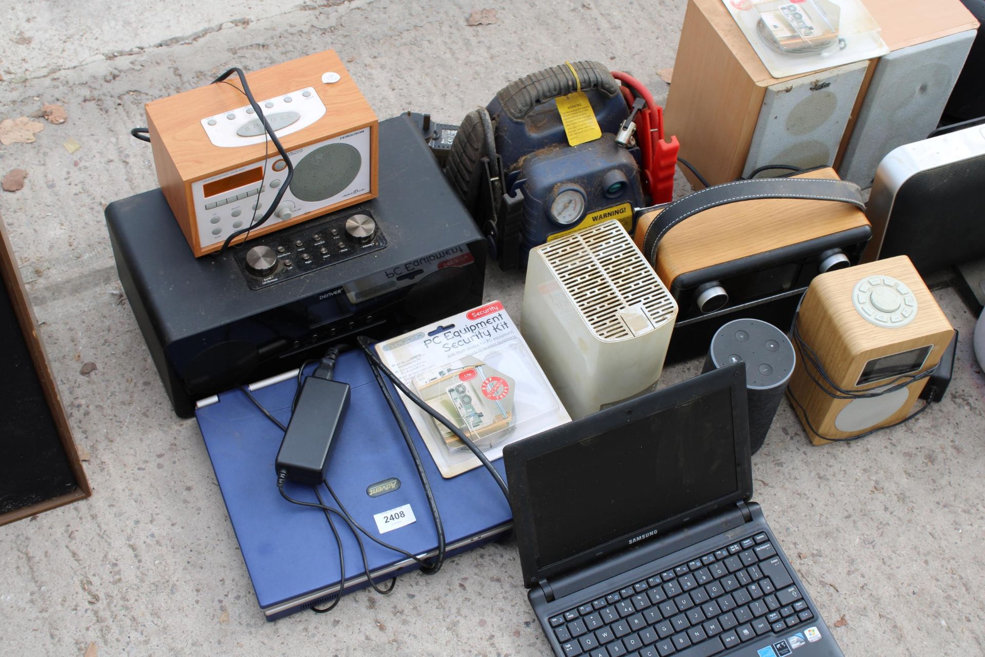 A LARGE COLLECTION OF ELECTRICAL ITEMS TO INCLUDE A SAMSUNG LAPTOP, RECORD PLAYERS, ETC - Image 2 of 4