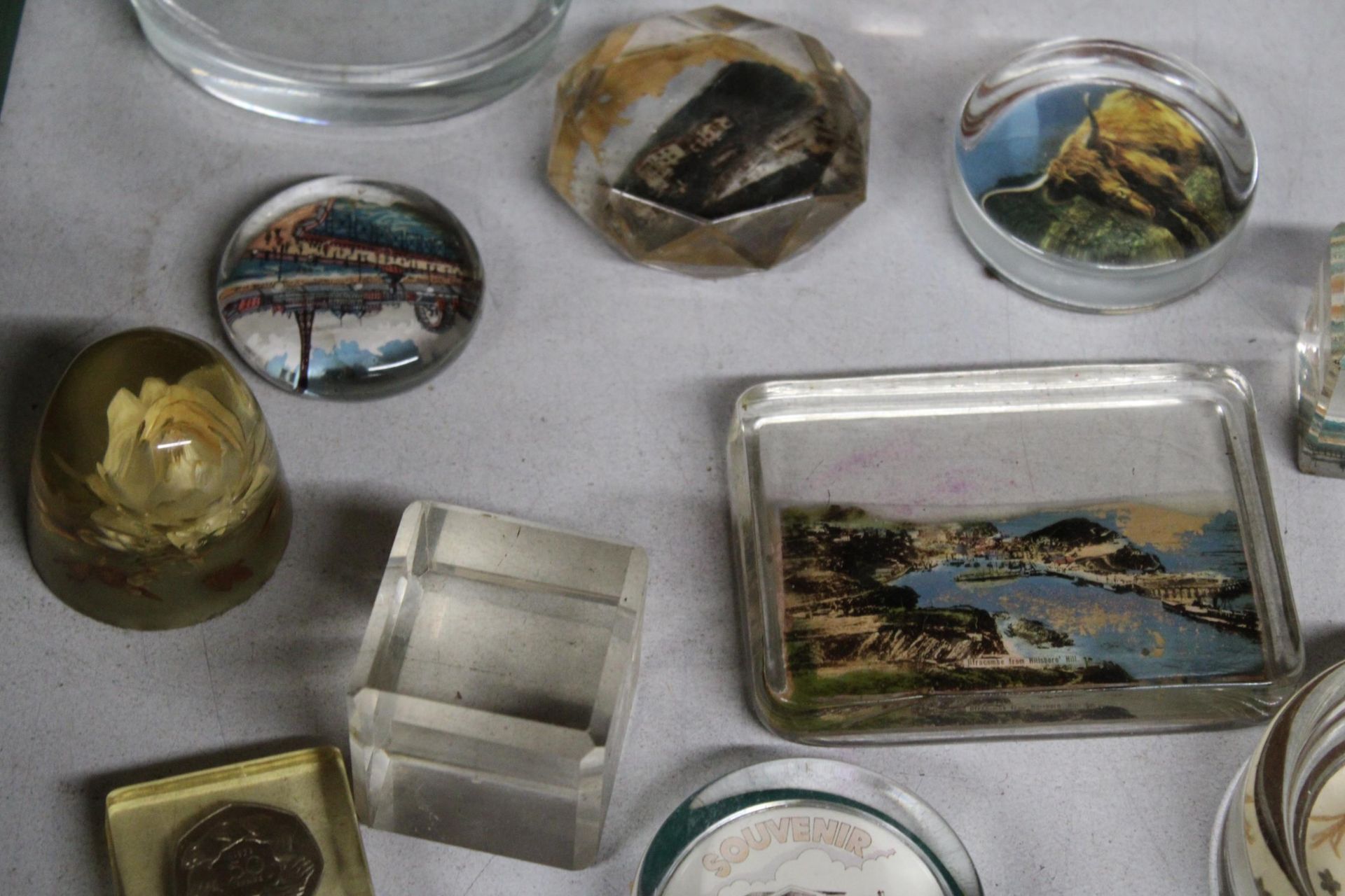TWENTY ONE COLLECTABLE PAPER WEIGHTS TO INCLUDE BLACKPOOL SCENES ETC - Image 3 of 6