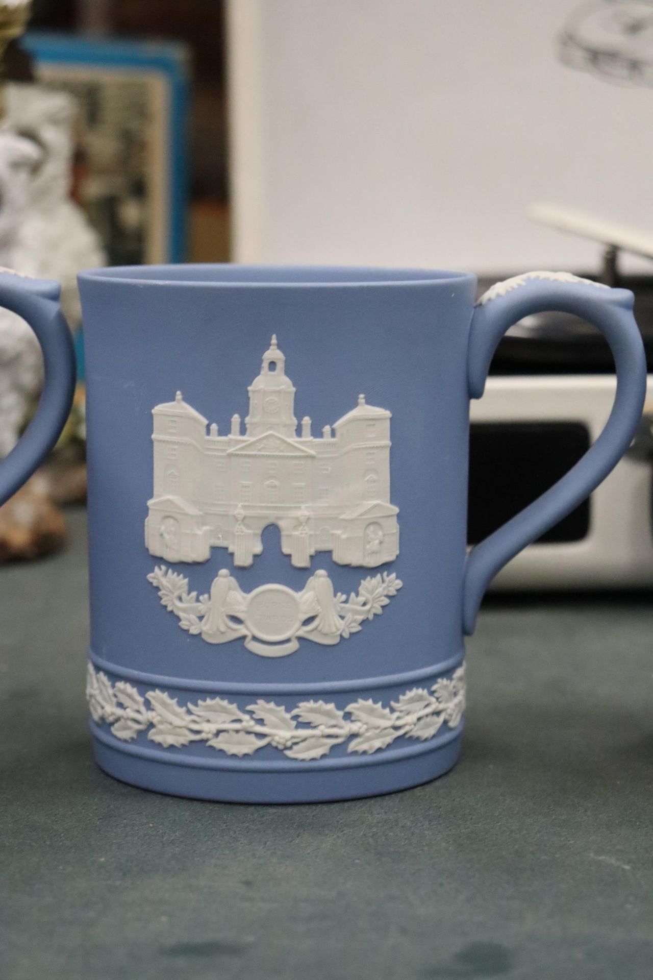 SIX POWDER BLUE WEDGWOOD JASPERWARE MUGS WITH IMAGES OF LONDON LANDMARKS - Bild 5 aus 12