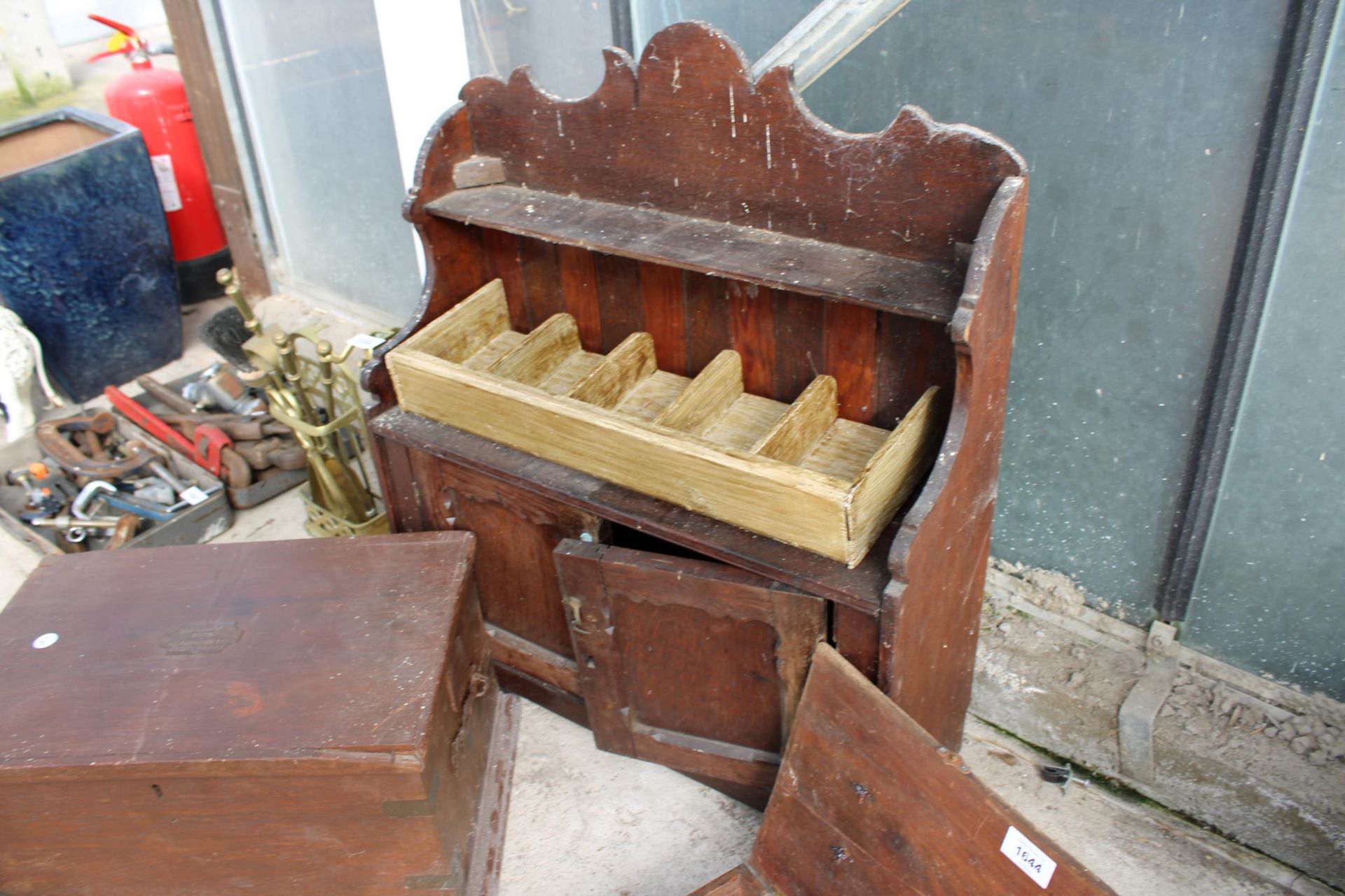 AN ASSORTMENT OF ITEMS TO INCLUDE A WOODEN WALL SHELF WITH LOWER CUPBOARD, A WOODEN TOOL CHEST AND A - Image 2 of 4