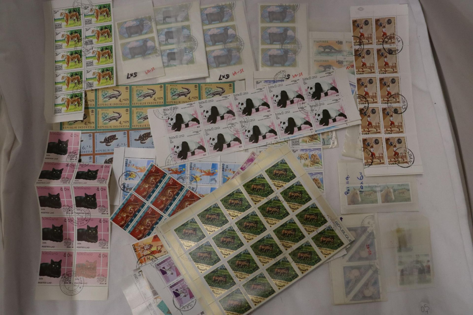A COLLECTION OF ANIMAL STAMPS - Bild 2 aus 11