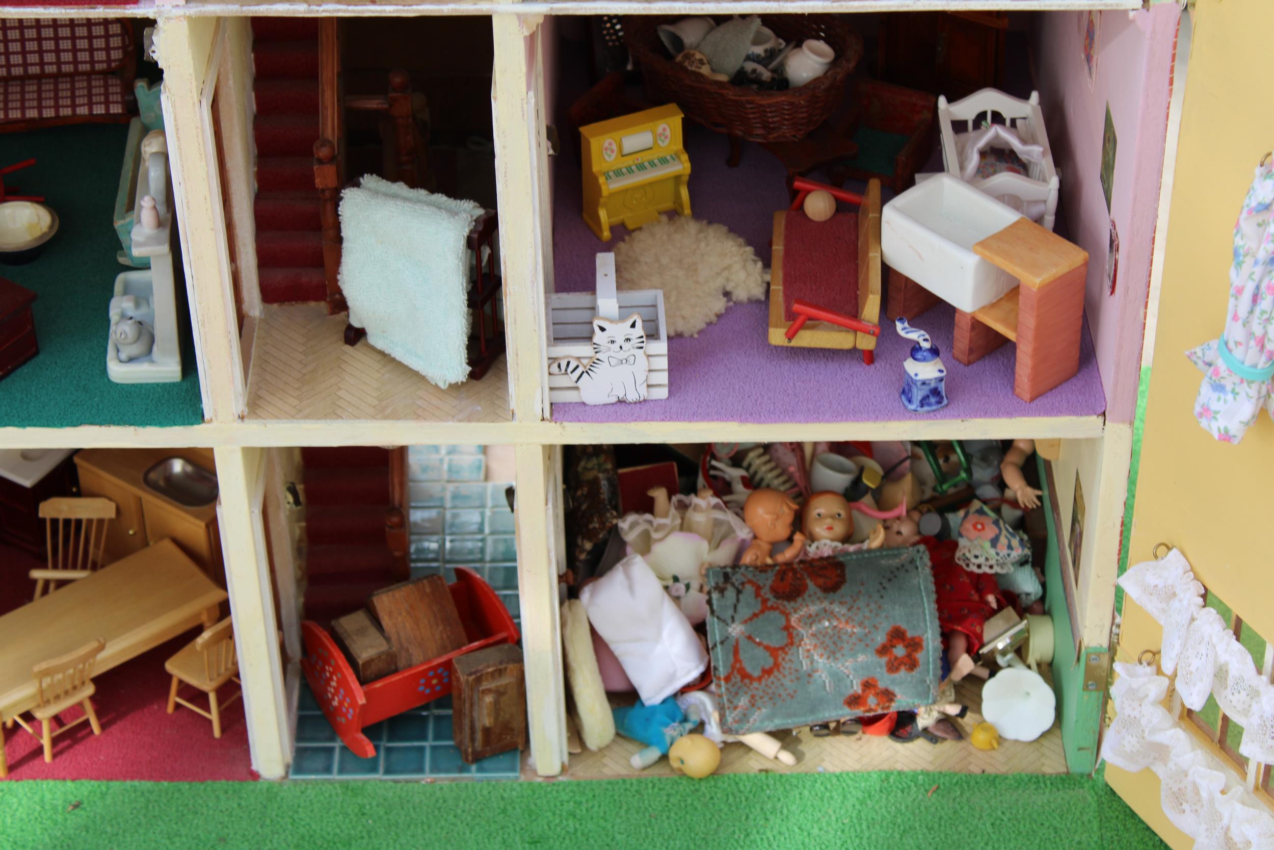 A LARGE WOODEN DOLLS HOUSE WITH A LARGE QUANTITY OF DOLLS HOUSE FURNITURE - Image 4 of 6