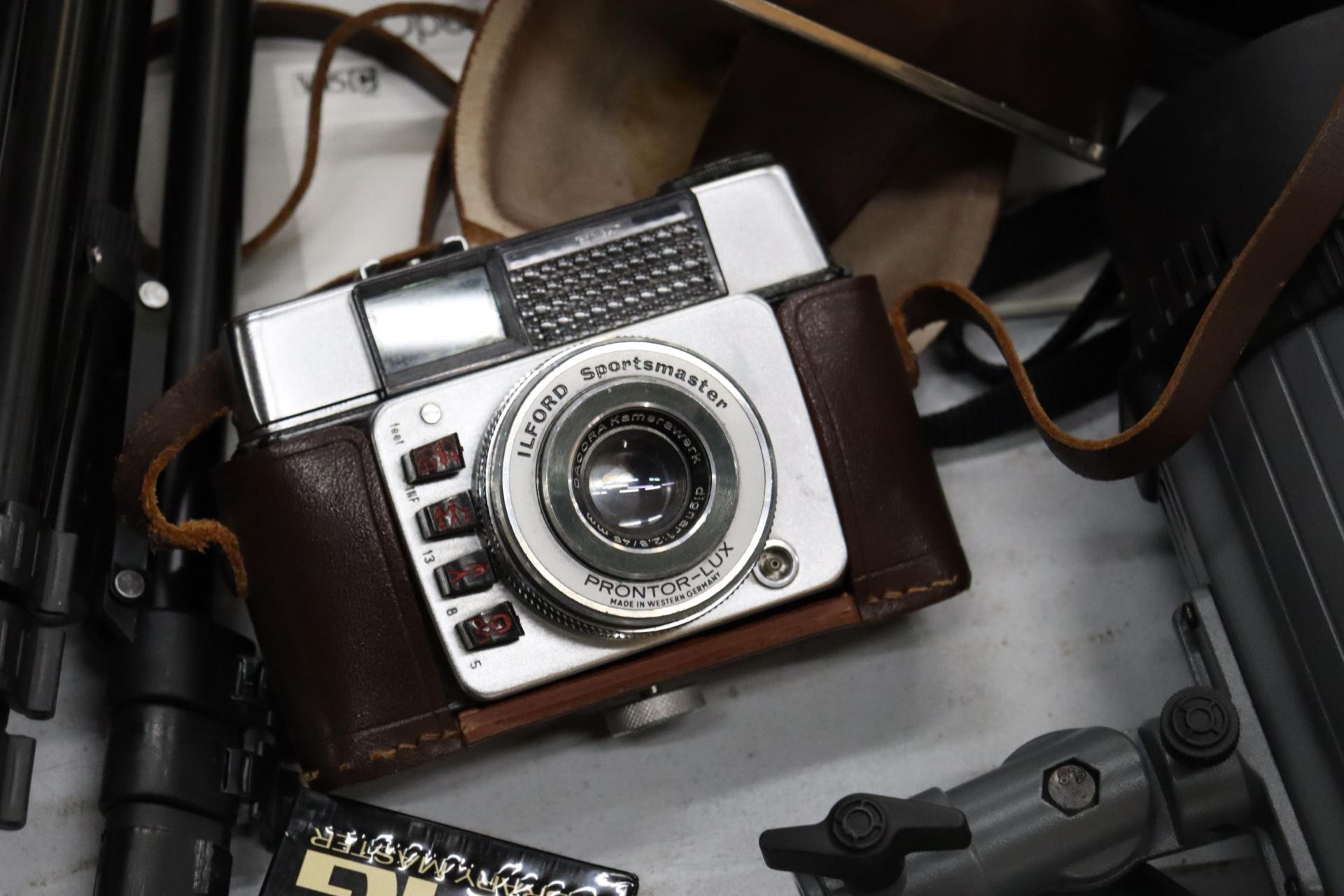 A COLLECTION OF VINTAGE CAMERAS AND ACCESSORIES TO INCLUDE AN ILFORD SPORTSMASTER, ILFORD SPORTSMAN, - Bild 4 aus 21