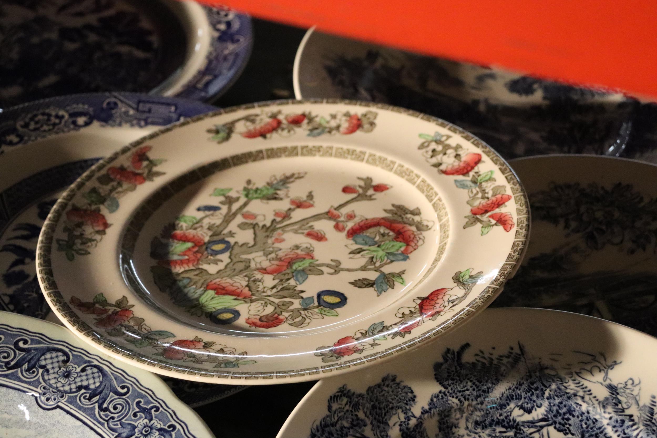 A COLELCTION OF BLUE AND WHITE PLATES TO INCLUDE WEDGWOOD, WILLOW PATTERN, ETC - Image 5 of 12