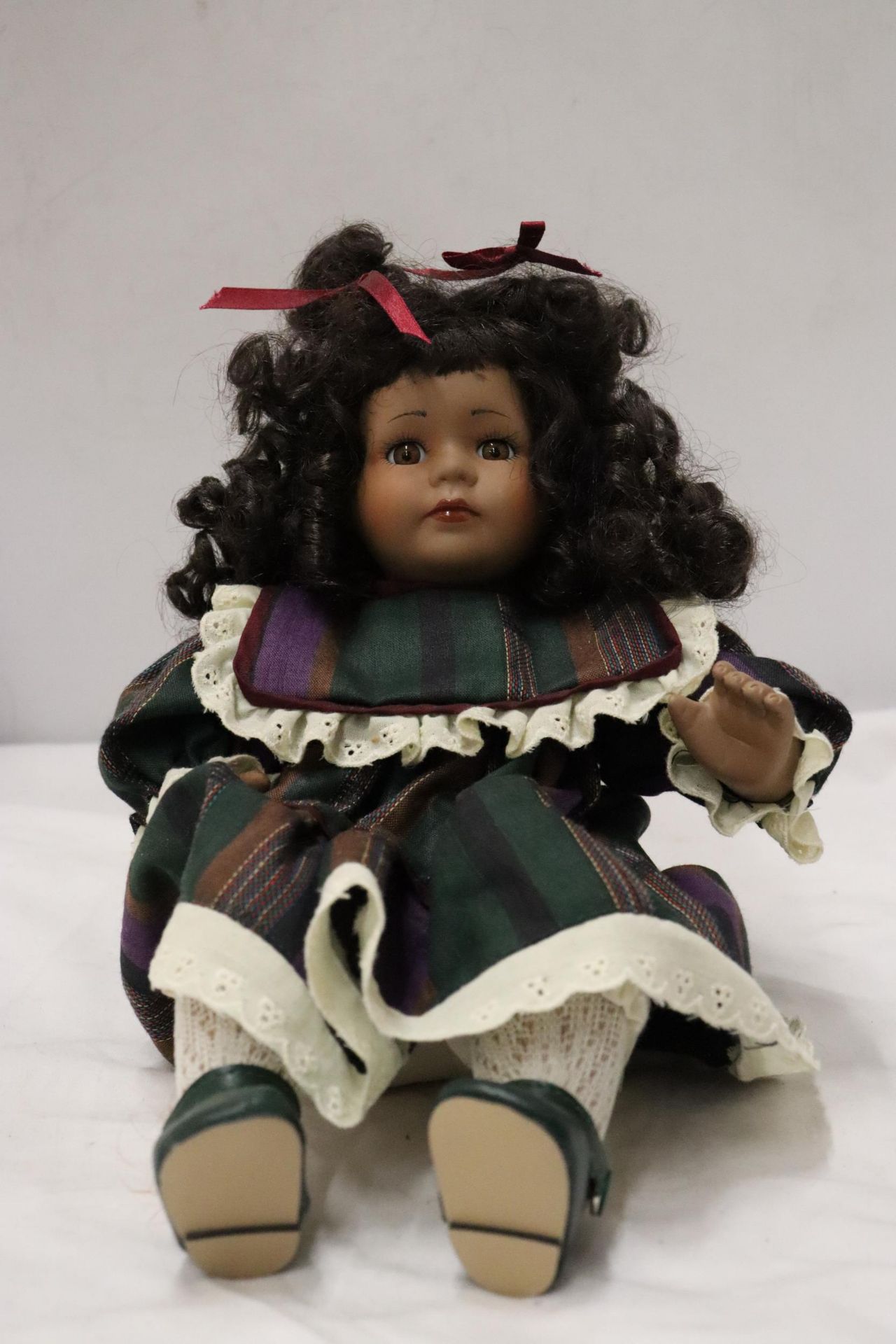 A VINTAGE CHINA DOLL IN SEATED POSE - Image 3 of 10