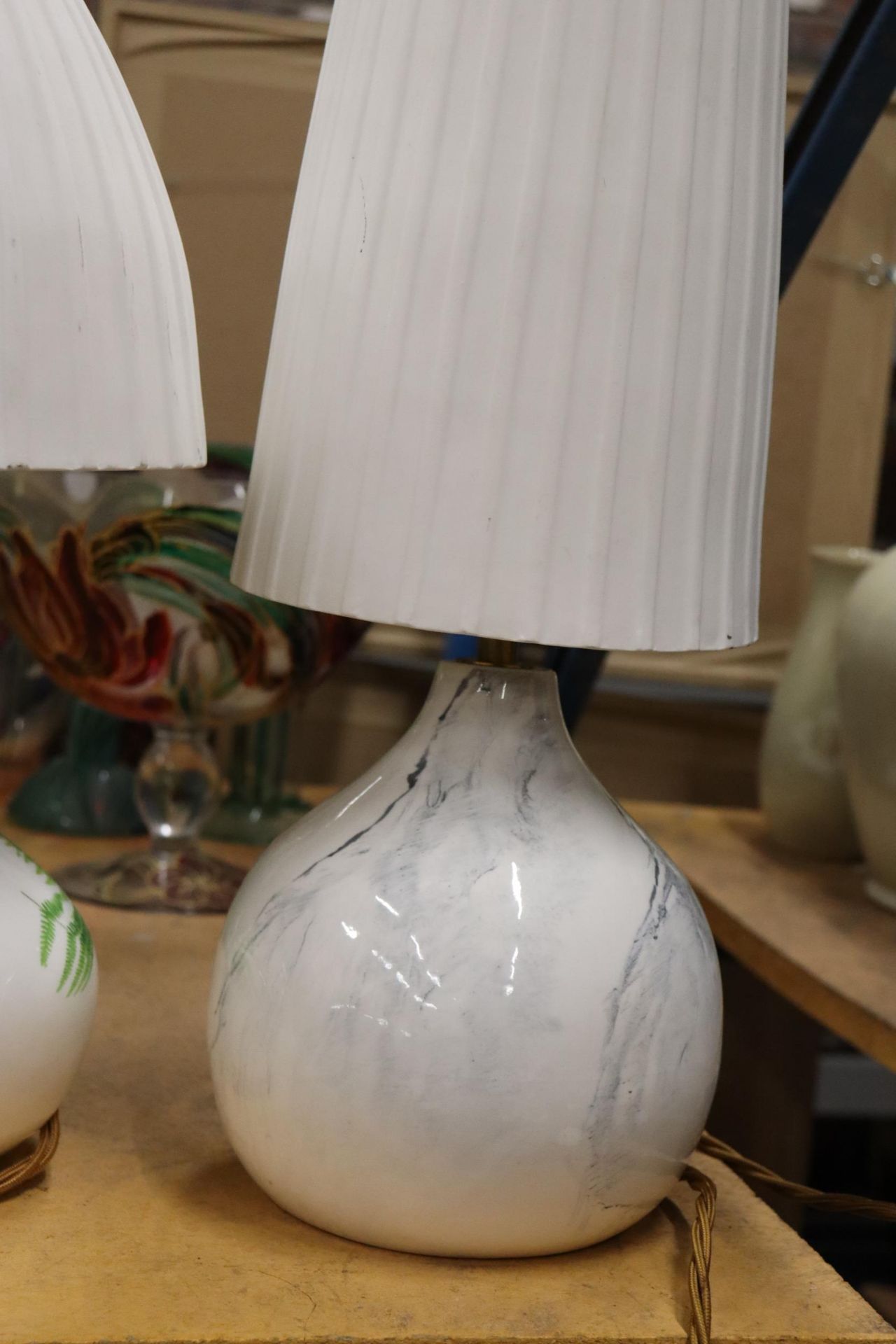 TWO CERAMIC TABLE LAMPS WITH CERAMIC SHADES - Image 7 of 7