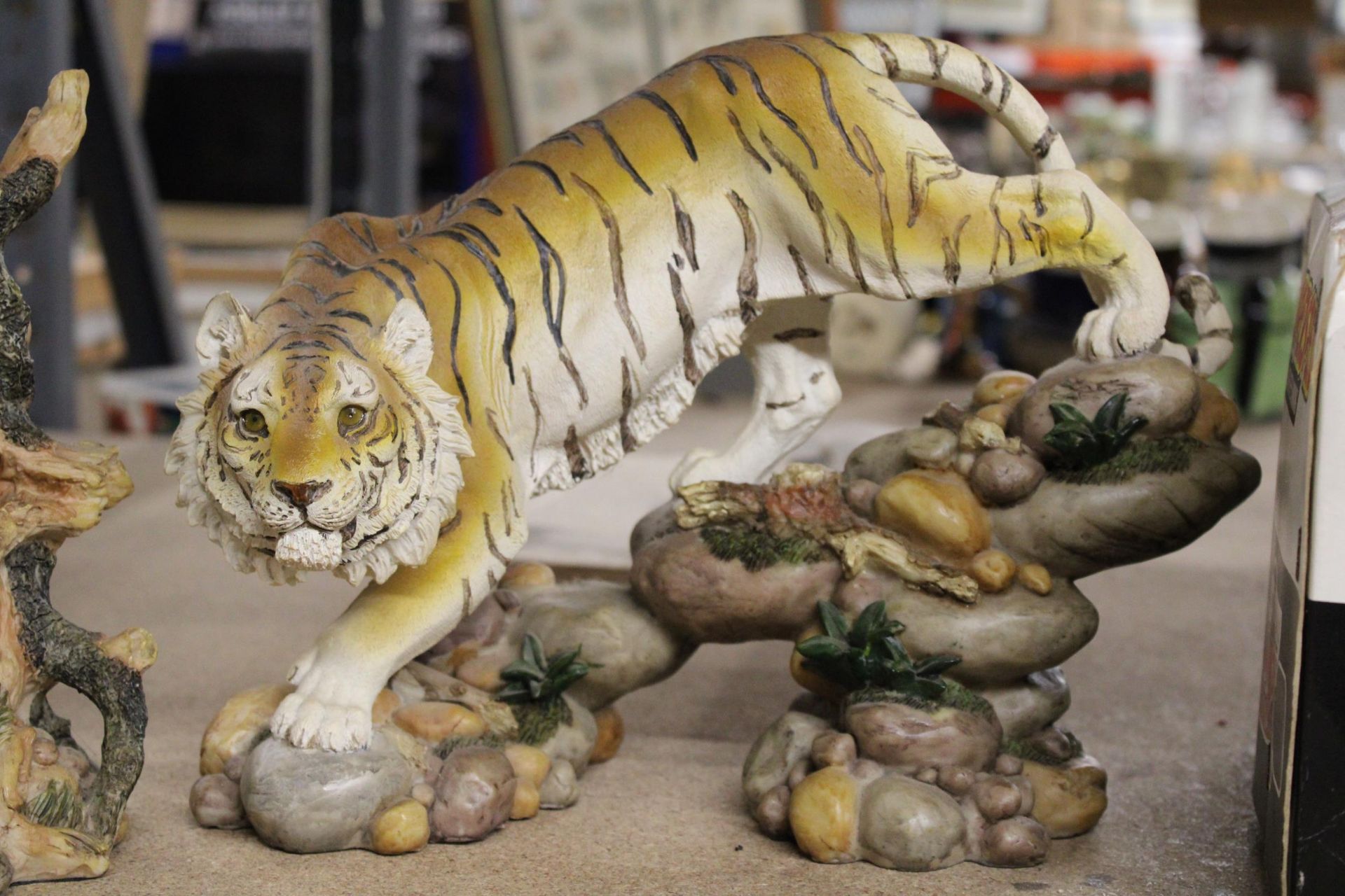 A MIXED LOT OF CERAMICS TO INCLUDE BESWICK CORGI FIGURINE (A/F) PLUS TWO TIGER AND LEOPARD - Image 3 of 5