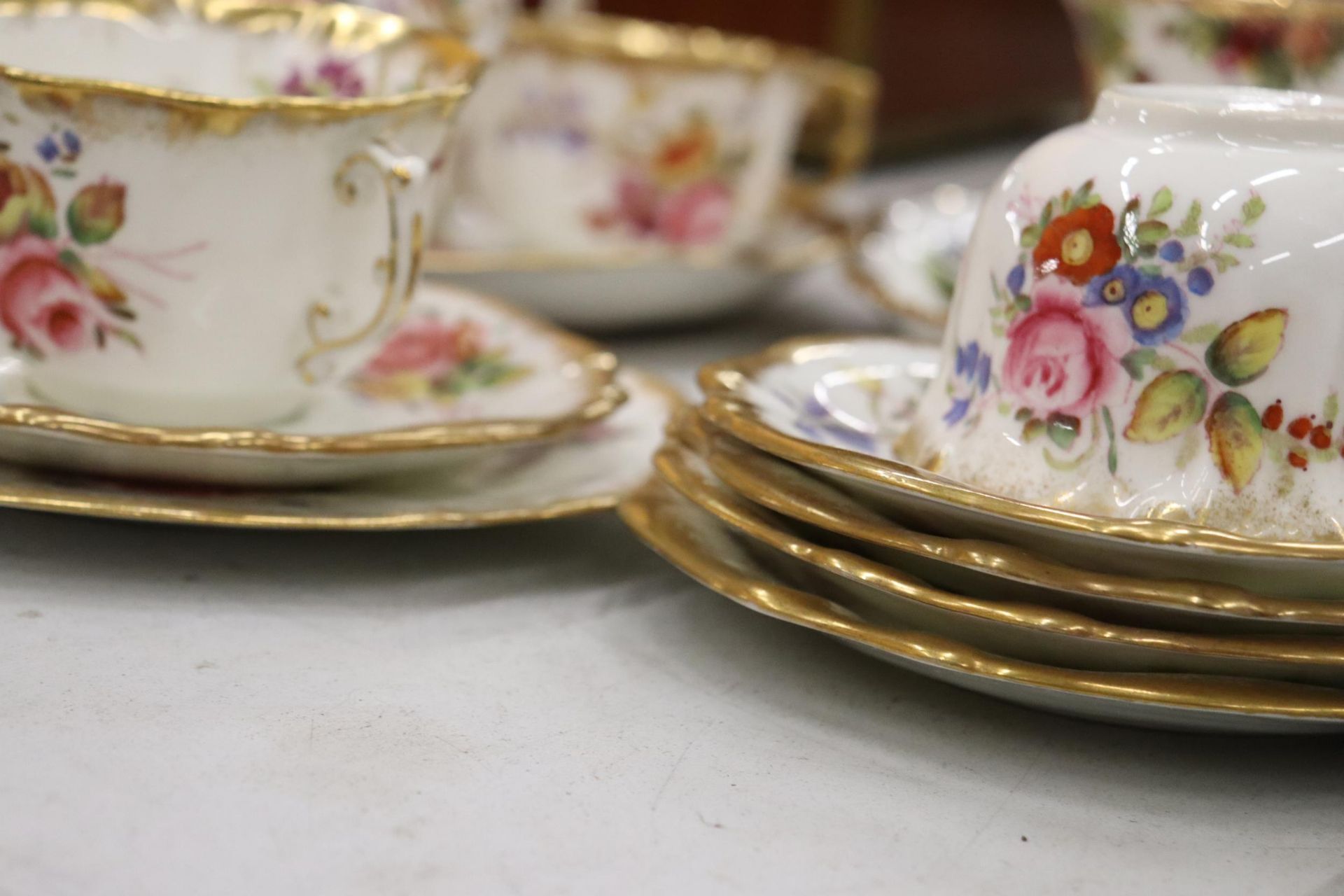 A 15 PIECE PART TEASET HAMMERSLEY AND CO TOGETHER WITH AN OLD ROYAL ALBERT COUNTRY ROSES CAKE PLATES - Image 10 of 10