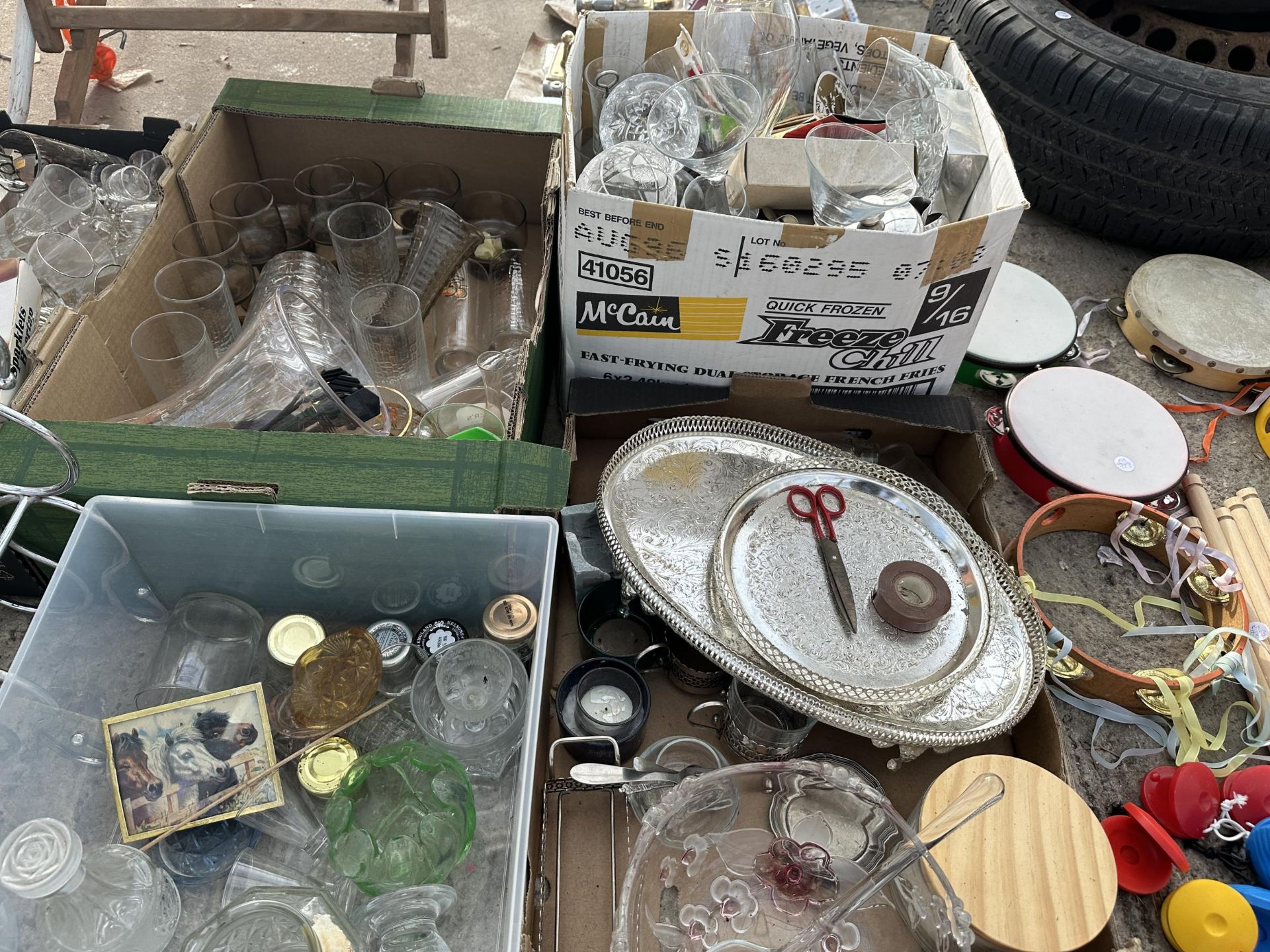 AN ASSORTMENT OF HOUSEHOLD ITEMS TO INCLUDE DEMI JOHNS, GLASS WARE AND SILVER PLATED TRAYS ETC - Bild 2 aus 3