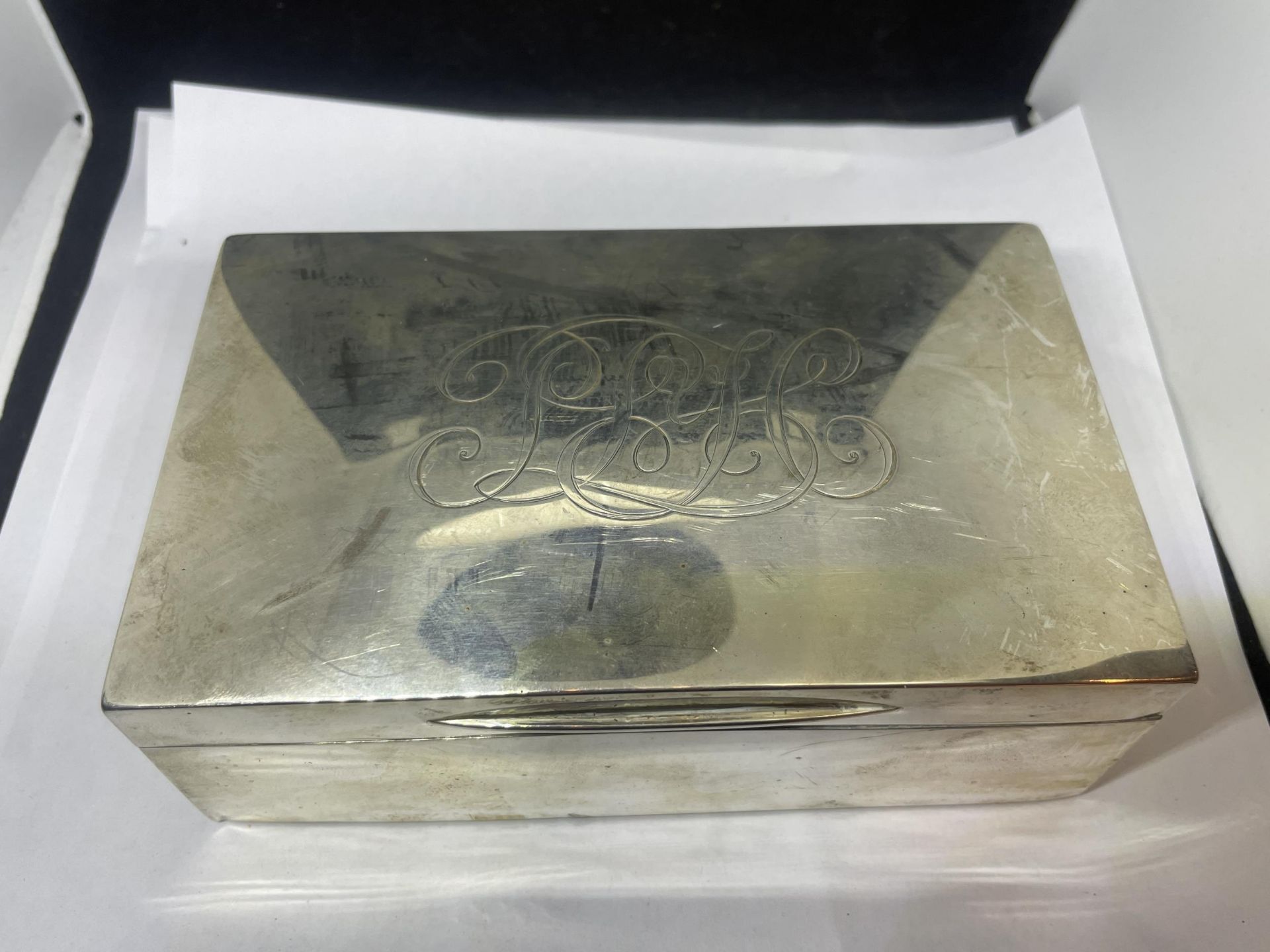 A HALLMARKED LONDON SILVER CIGARETTE BOX ENGRAVED TO LID AND WOOD LINED - Image 2 of 5