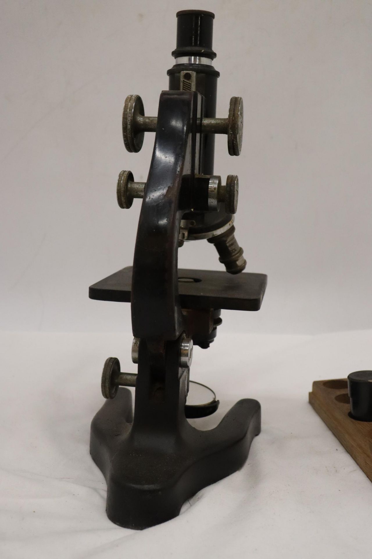 AN ERNST LEITZ WETZLAR MICROSCOPE, NO. 324603, WITH WOOD TRAY AND SPARE LENS - Bild 6 aus 10