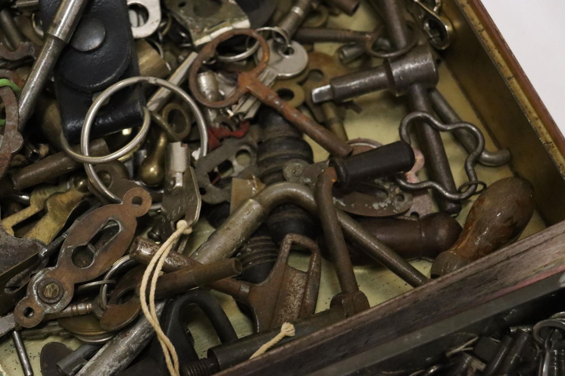 A LARGE QUANTITY OF VINTAGE FURNITURE AND CLOCK KEYS - Image 9 of 10