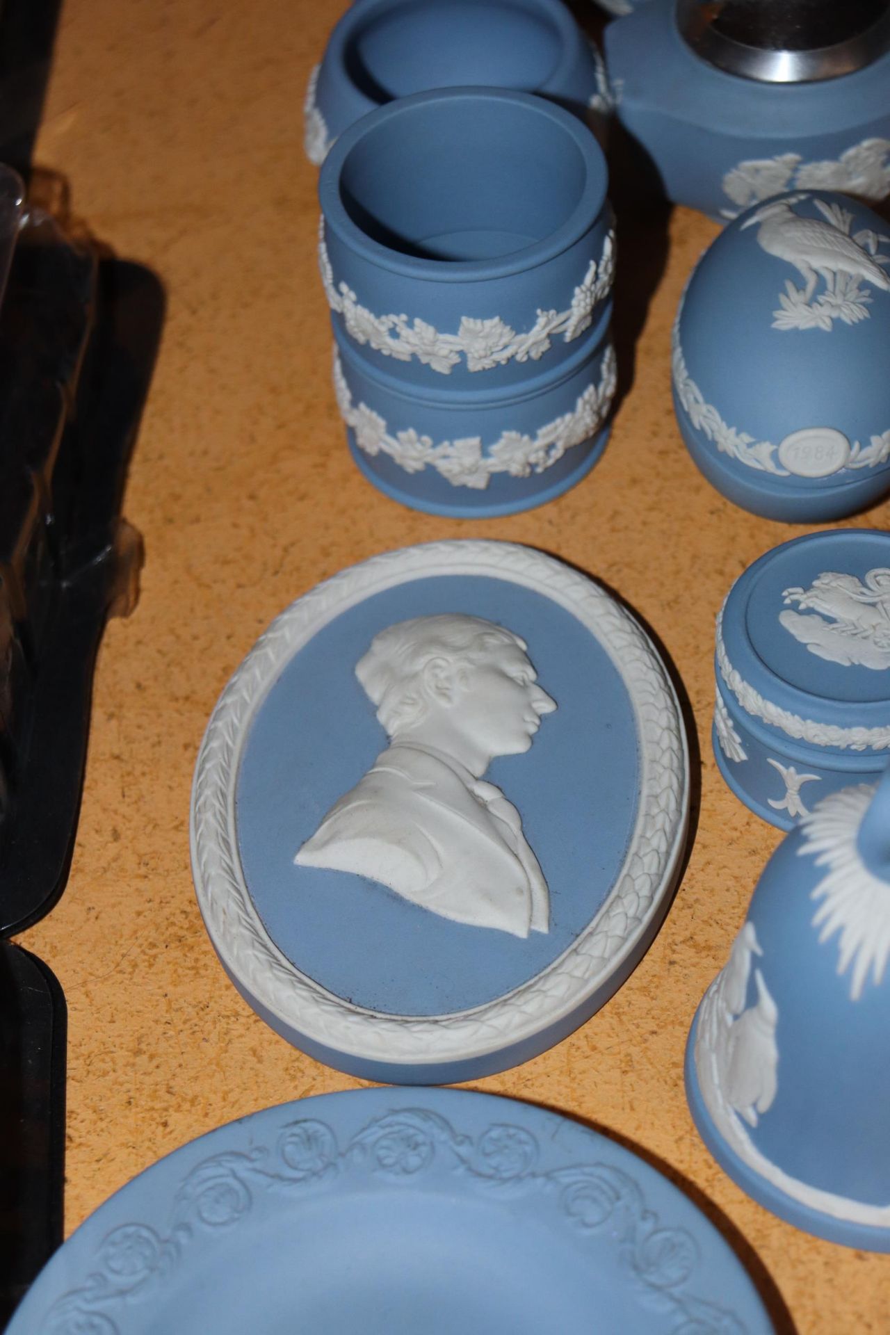 A COLLECTION OF WEDGWOOD POWDER BLUE JASPERWARE TO INCLUDE TABLE LIGHTERS, CANDLESTICKS, PIN - Bild 8 aus 10