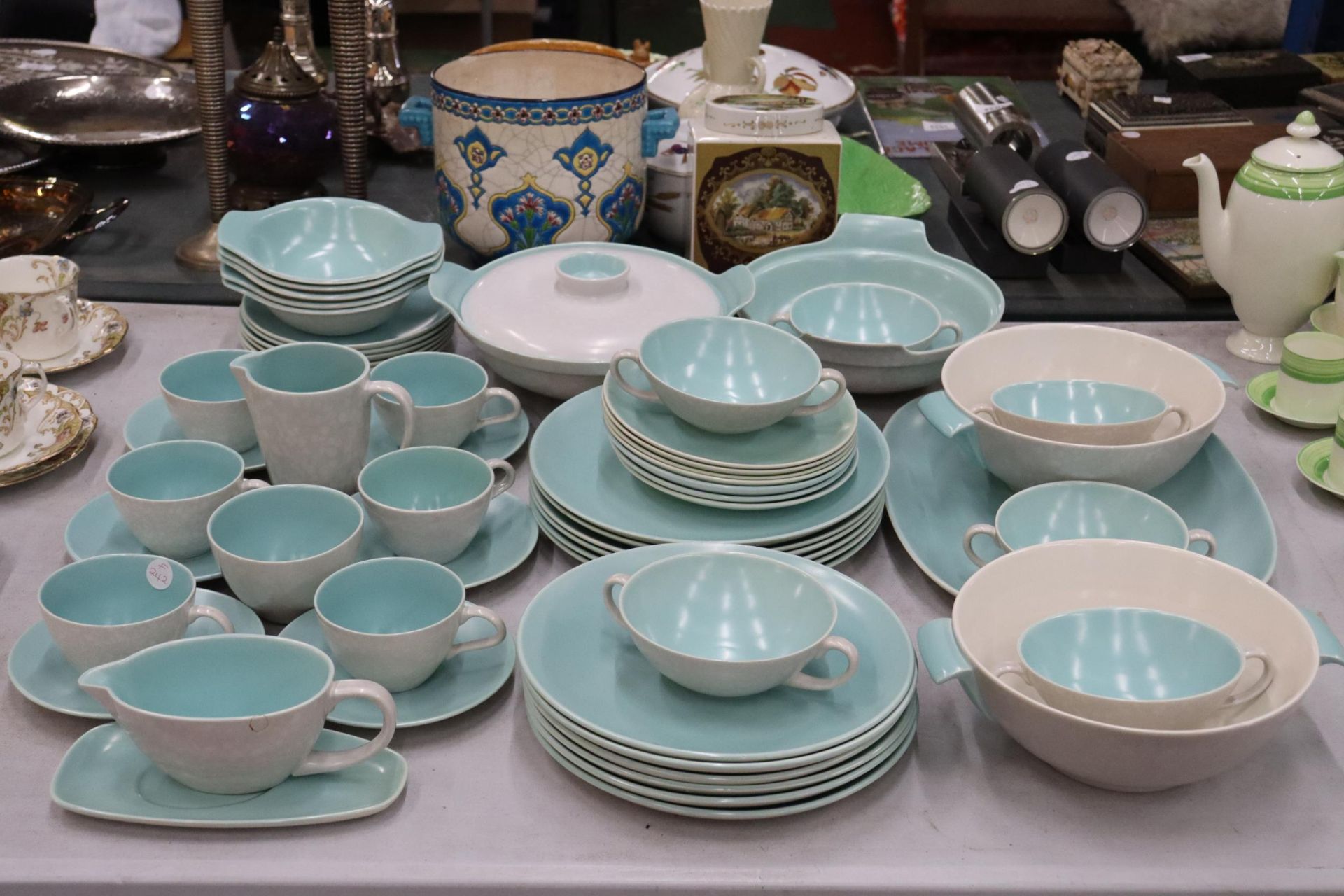 A POOLE POTTERY DINNER SERVICE TO INCLUDE SERVING DISHES, BOWLS, VARIOUS SIZES OF PLATES