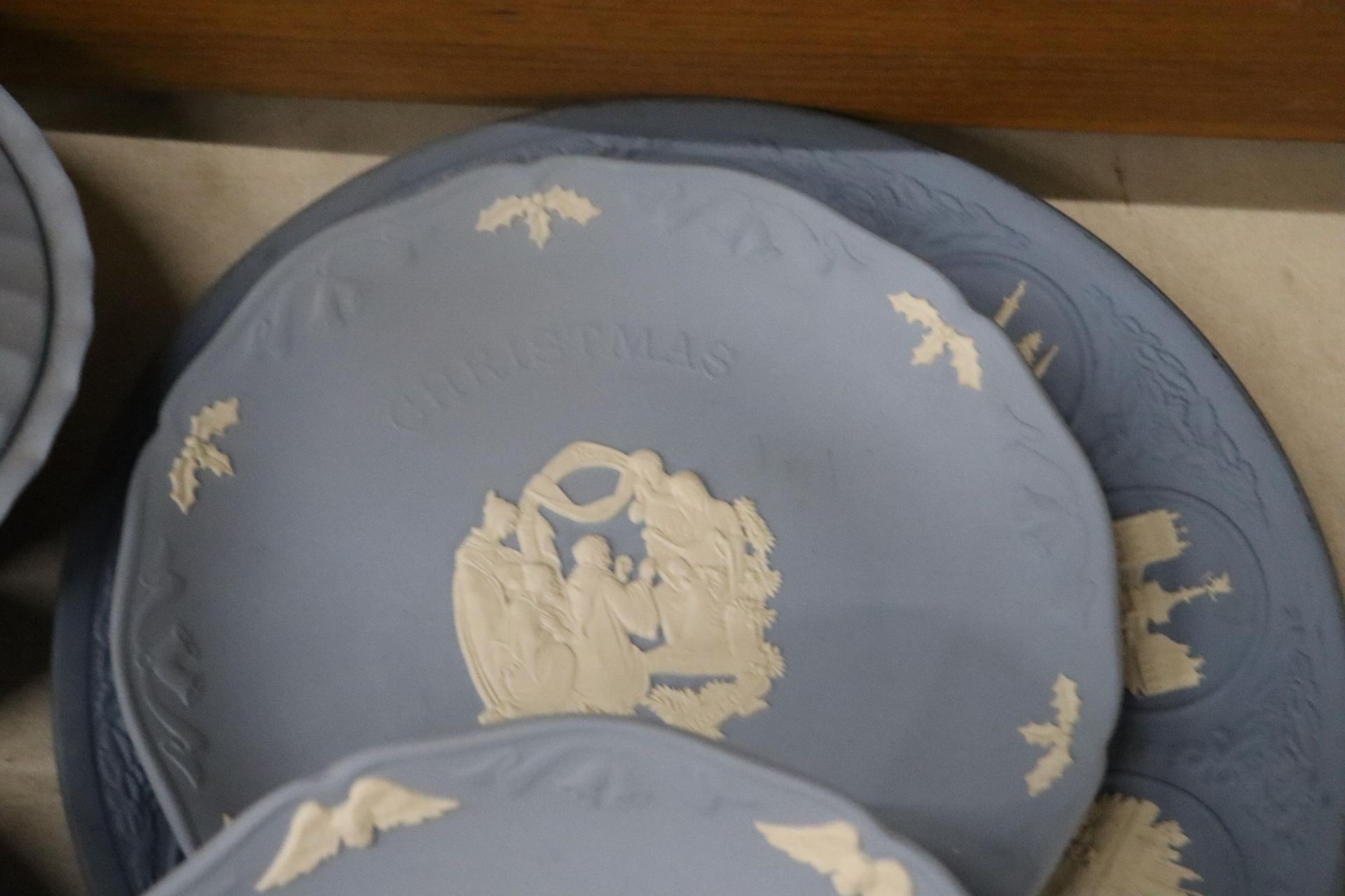 A COLLECTION OF POWDER BLUE WEDGWOOD JASPERWARE TO INCLUDE CABINET PLATES, LARGE LIDDED TRINKET - Image 10 of 14