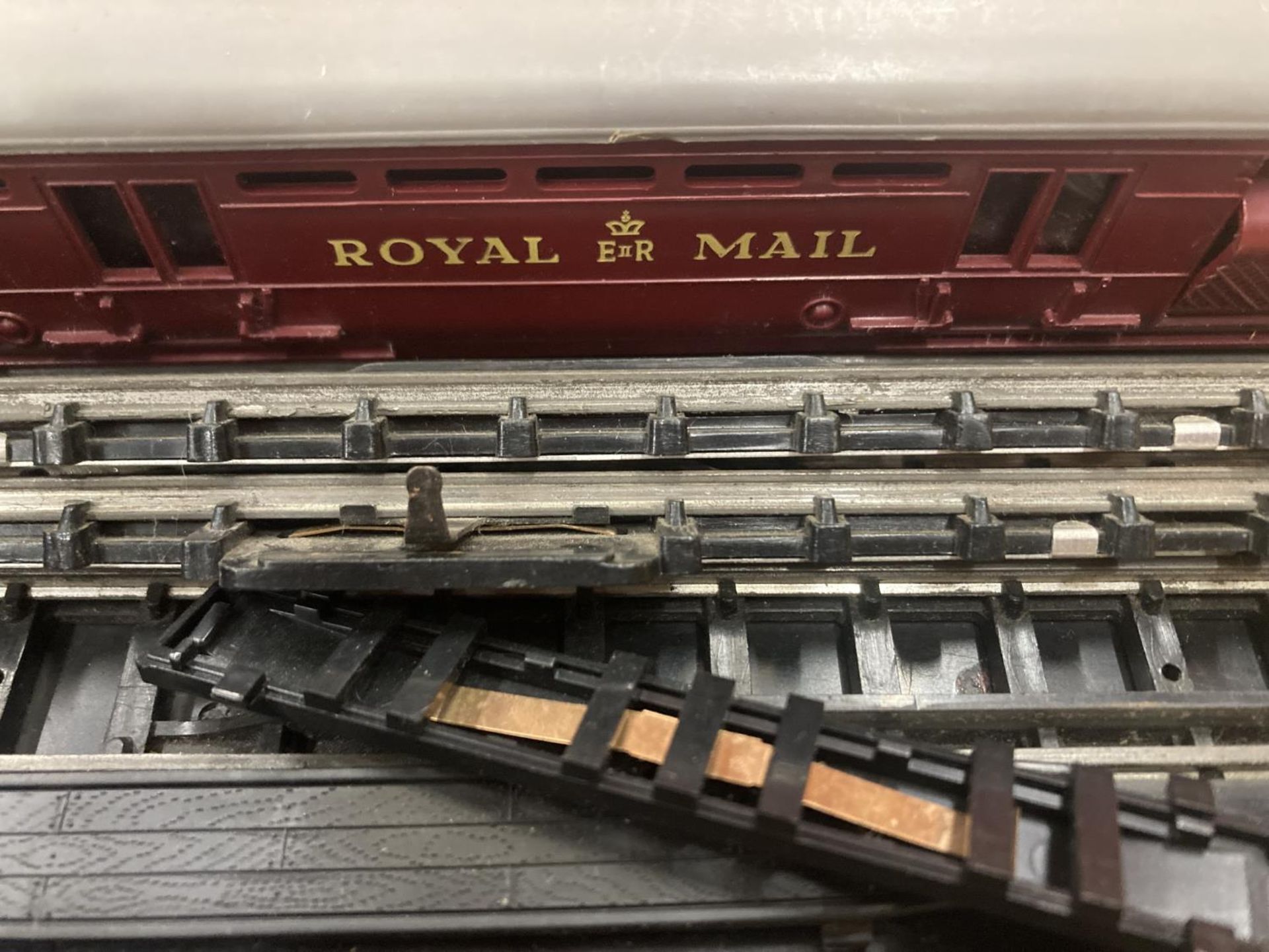A 1960'S TRIANG TRAIN SET AND A TRIANG MAIL COACH SET - Image 6 of 6