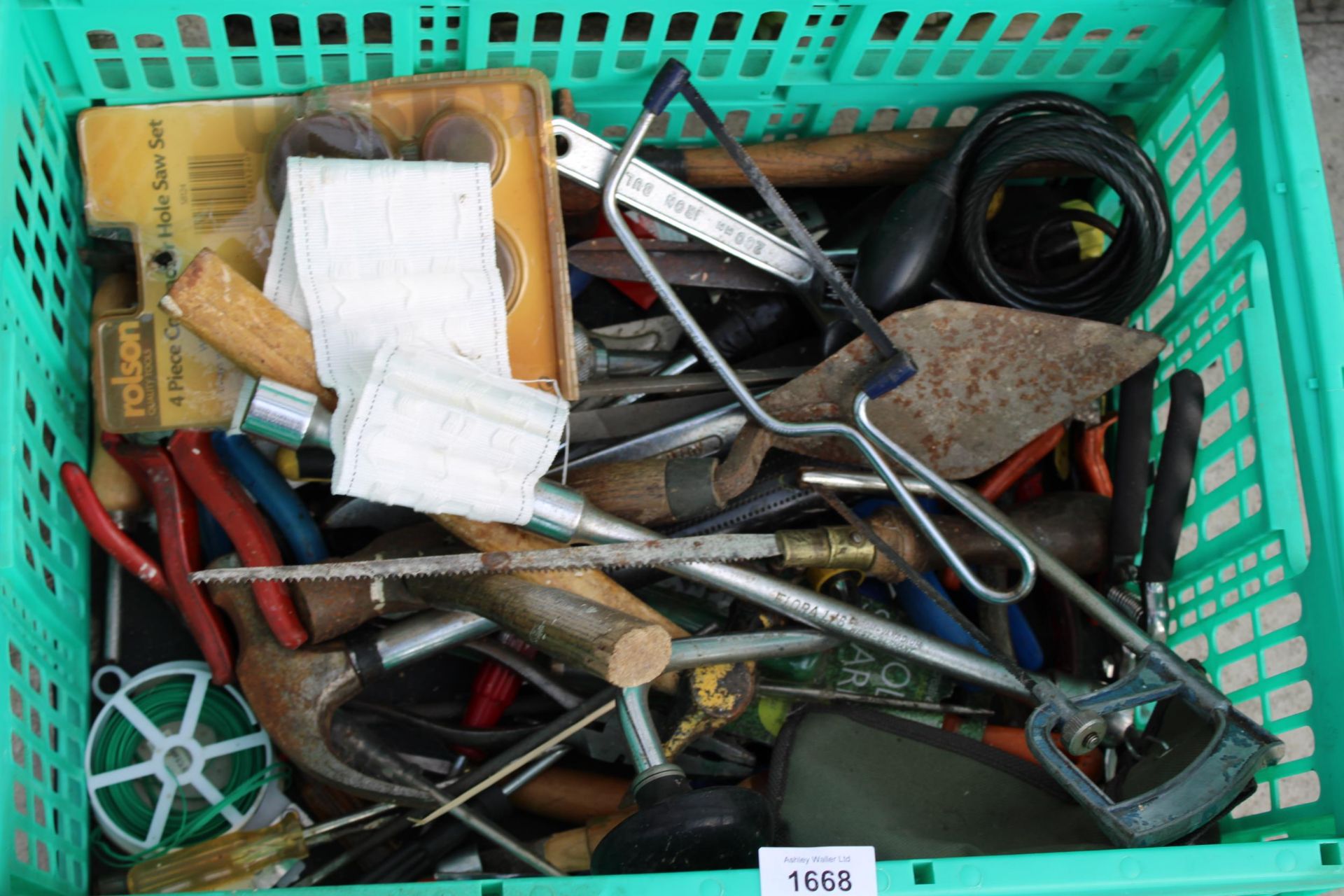 AN ASSORTMENT OF HAND TOOLS TO INCLUDE PLIERS, BRACE DRILLS AND SPANNERS ETC - Bild 2 aus 3