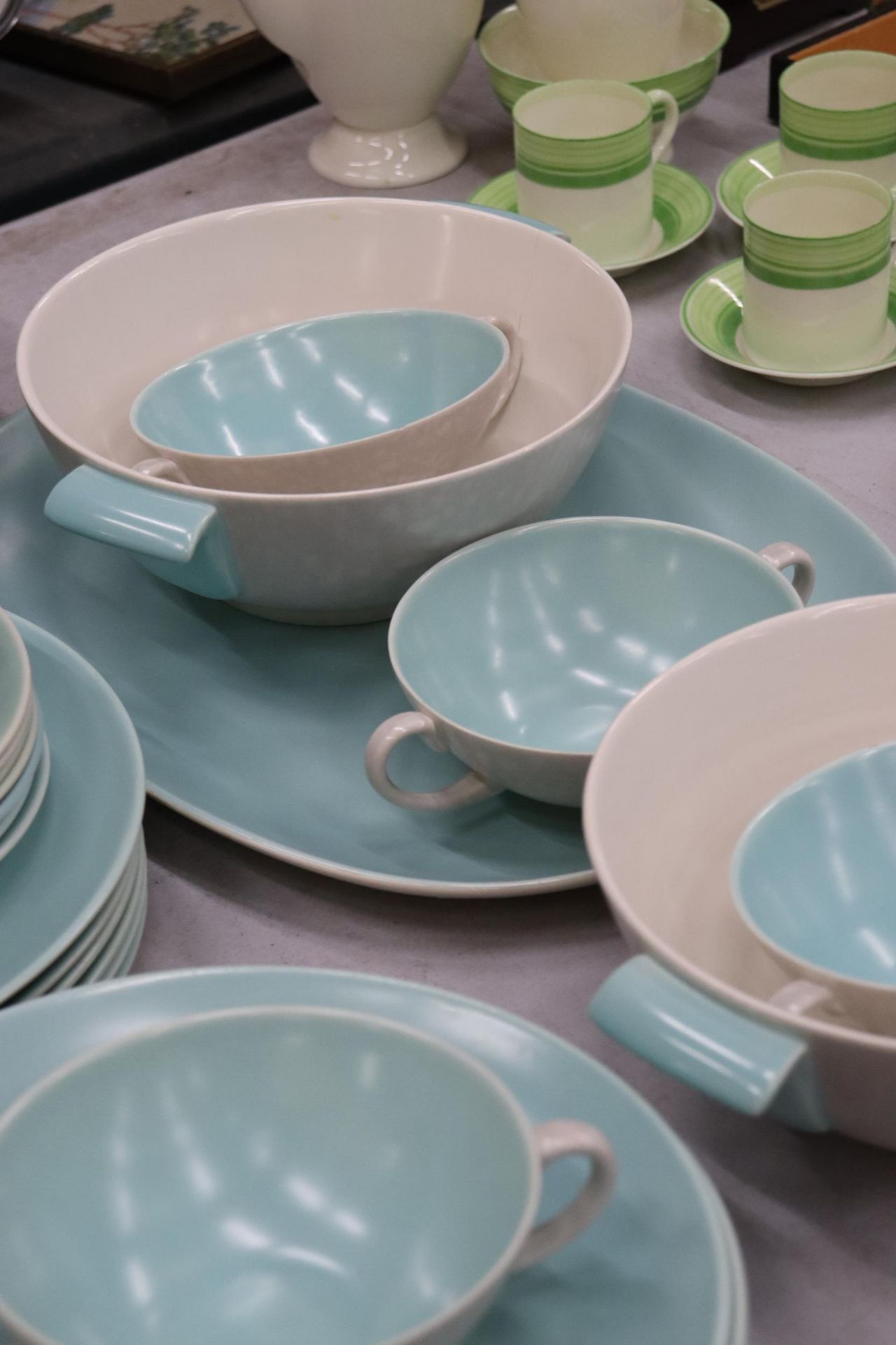 A POOLE POTTERY DINNER SERVICE TO INCLUDE SERVING DISHES, BOWLS, VARIOUS SIZES OF PLATES - Image 14 of 15
