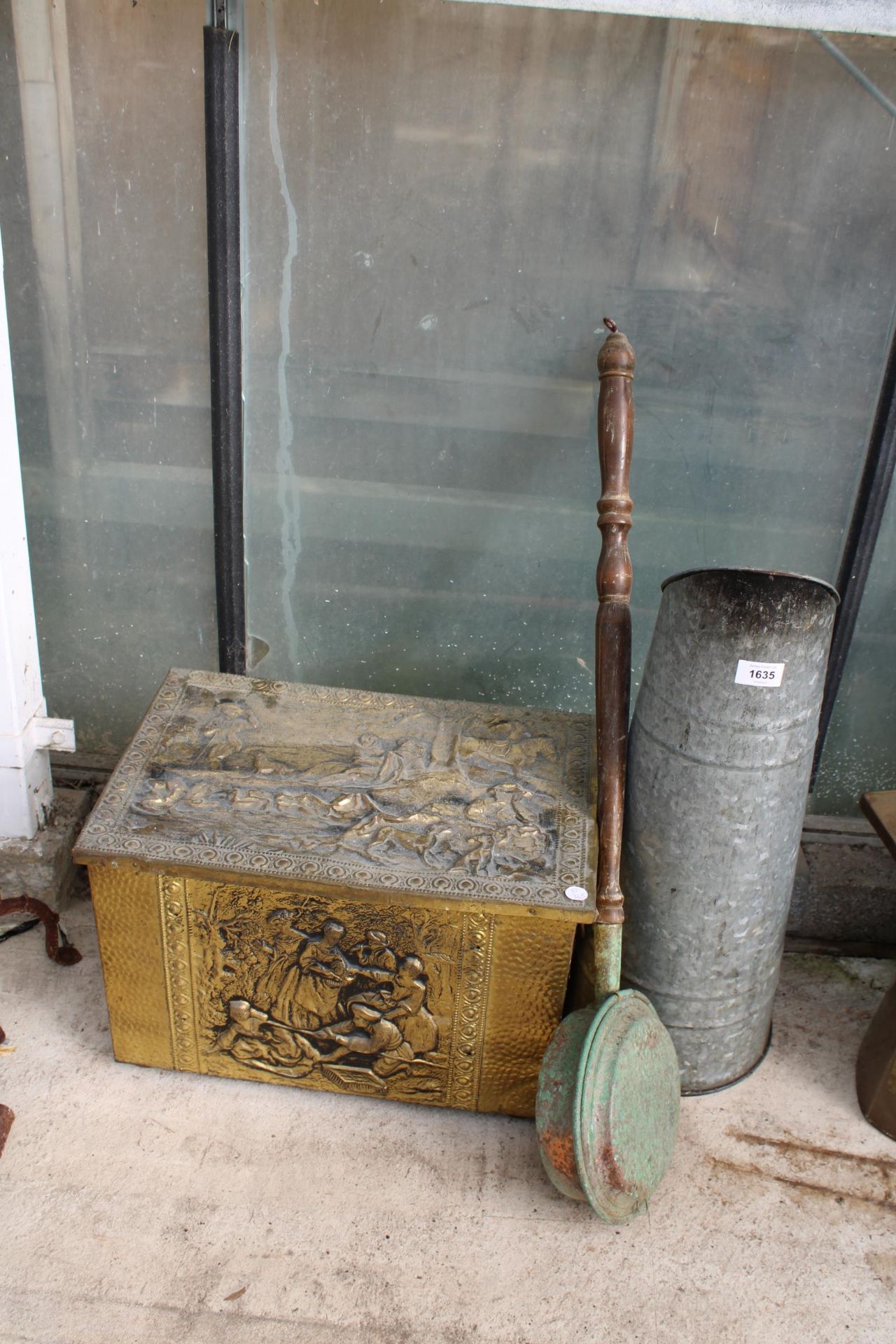 AN ASSORTMENT OF ITEMS TO INCLUDE A BED WARMING PAN, A BRASS COAL BOX AND A COAL SCUTTLE ETC