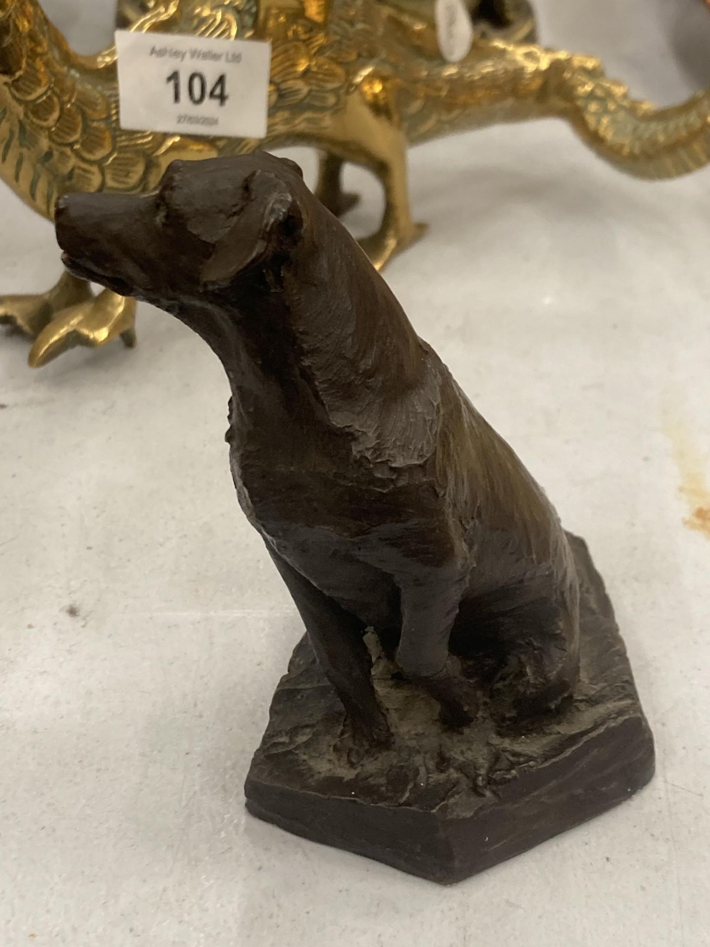 A STONE FIGURE OF A DOG WITH A BRONZED FINISH, HEIGHT 10CM - Bild 4 aus 4