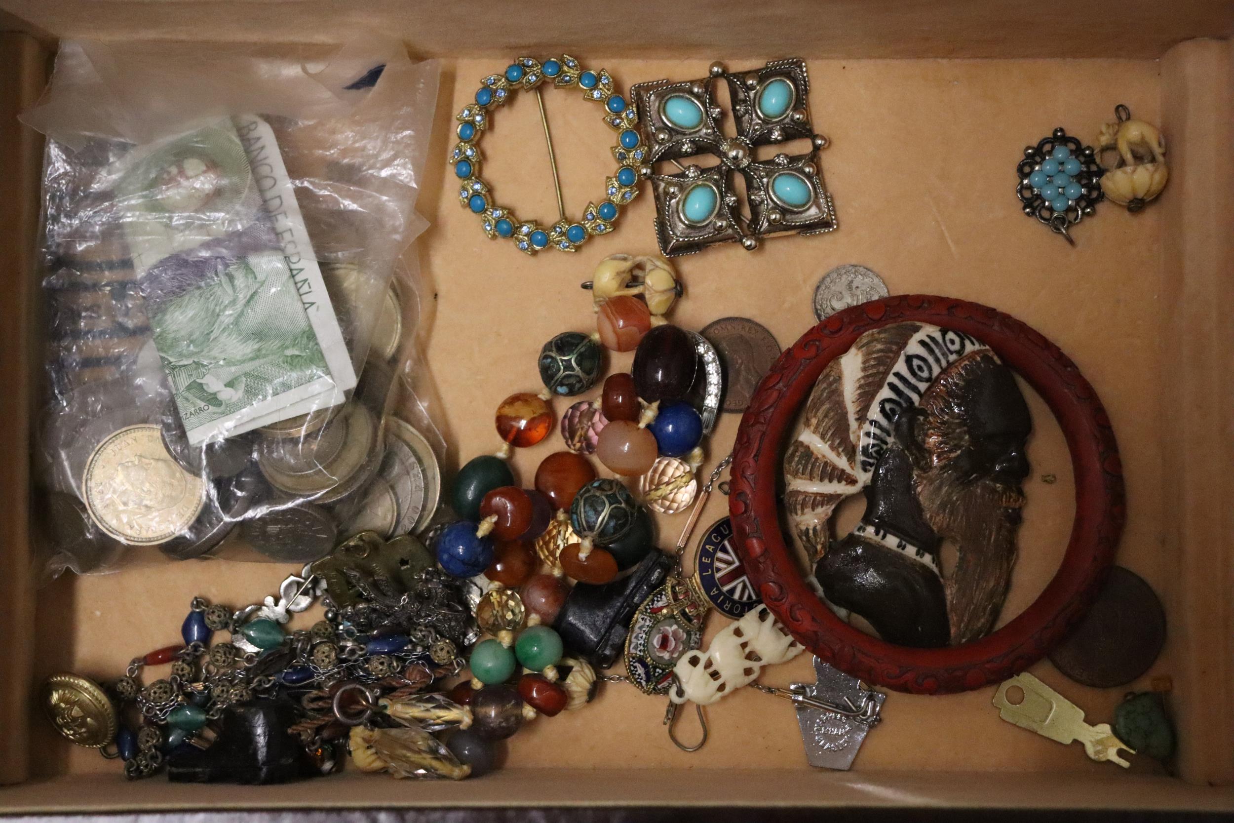 A QUANTITY OF COSTUME JEWELLERY TO INCLUDE WATCHES, BROOCHES, RINGS, A BAG OF COINS, ETC PLUS A - Image 4 of 12