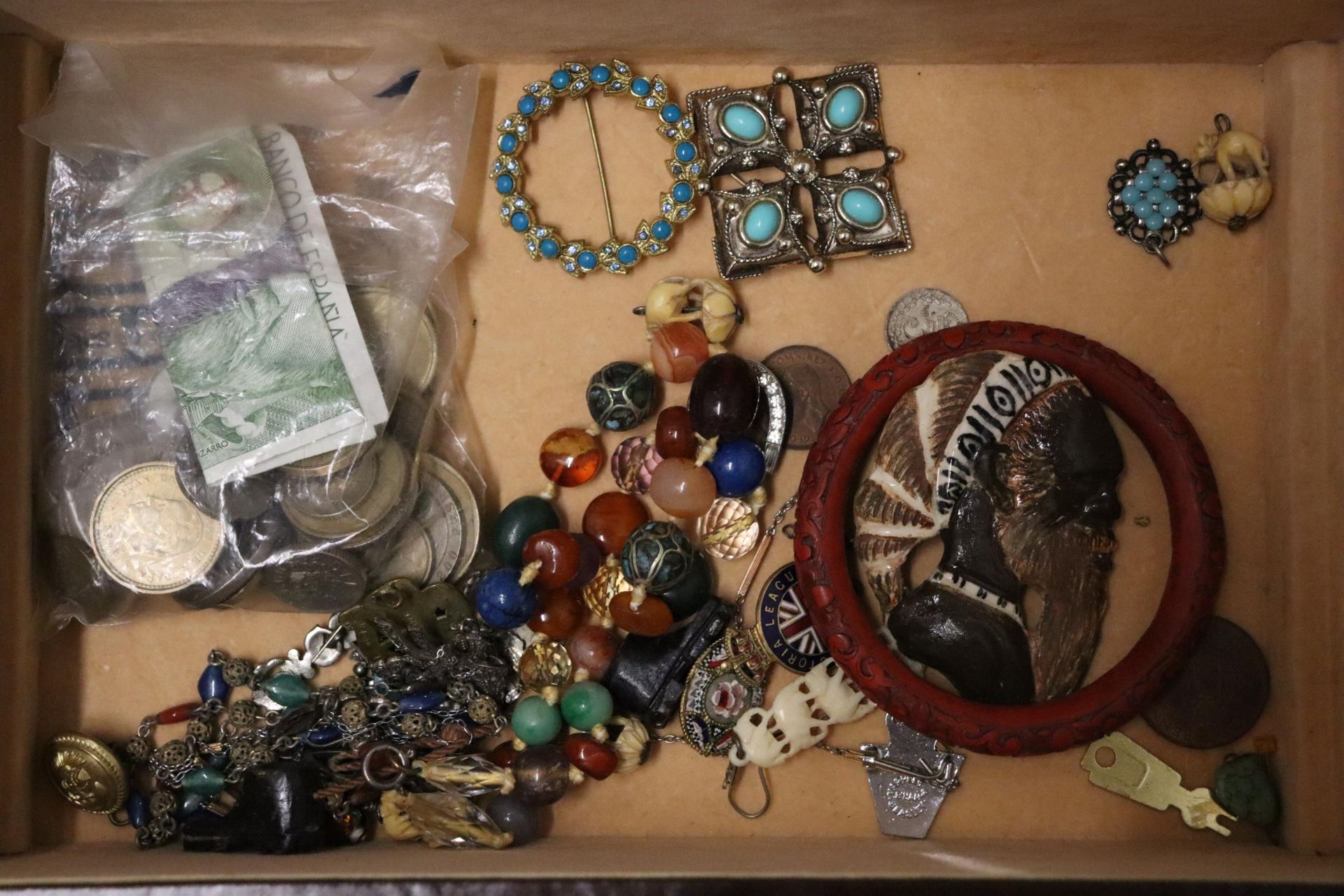 A QUANTITY OF COSTUME JEWELLERY TO INCLUDE WATCHES, BROOCHES, RINGS, A BAG OF COINS, ETC PLUS A - Image 4 of 12