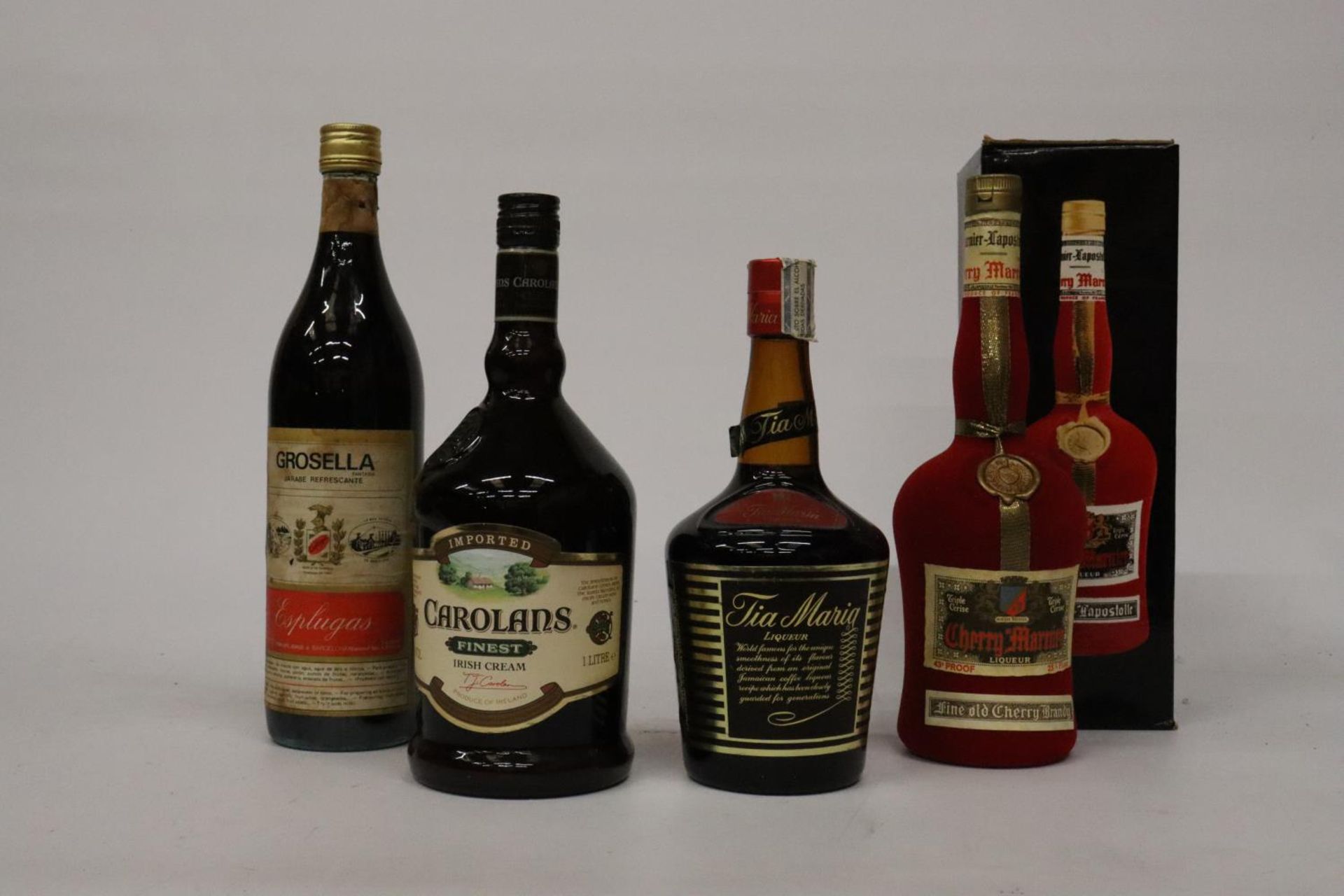 FOUR BOTTLES OF LIQUEUR TO INCLUDE A BOTTLE OF TIA MARIA, A BOTTLE OF CHERRY LIQUEUR, CAROLANSFINEST - Image 3 of 5