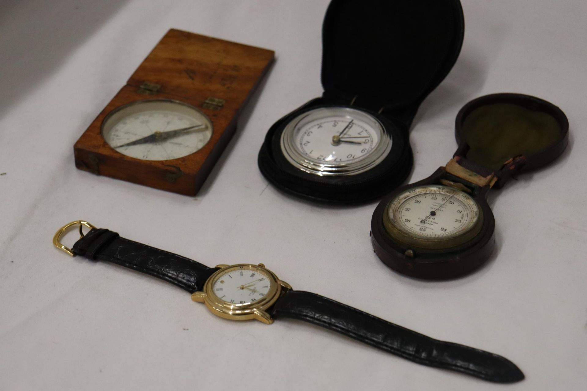 A VINTAGE COMPASS IN AN OAK CASE, A COMPENSATED FOR TEMPERATURE INSTUMENT, MADE BY S & M, DYSON & - Bild 6 aus 7