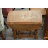 A SMALL PINE GATE LEG TABLE ON TURNED LEGS 27" X 21" OPENED