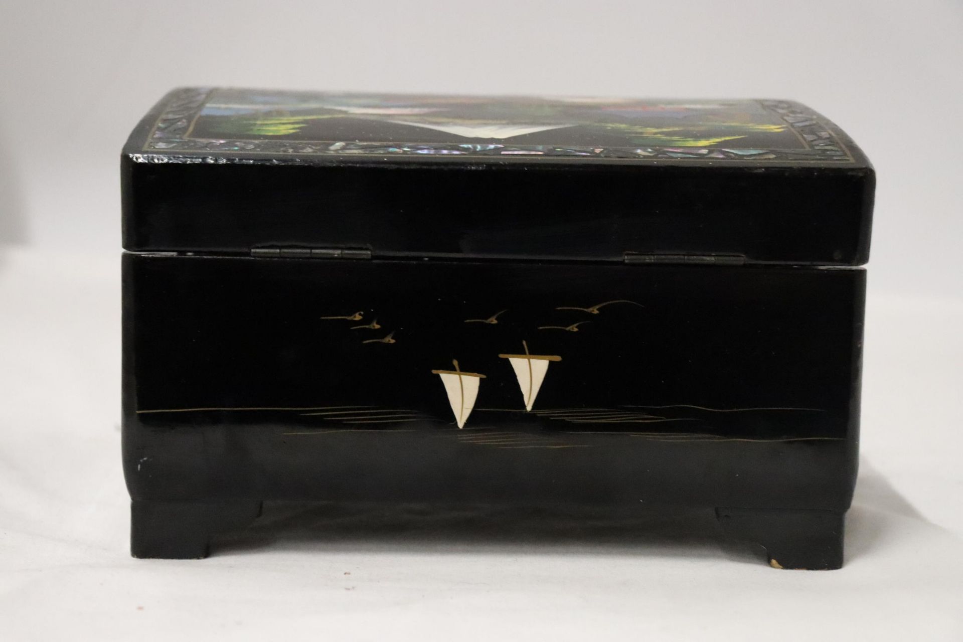 A VINTAGE JAPANESE LACQUERED JEWELLERY BOX WITH A QUANTITY OF COSTUME JEWELLERY - Image 6 of 13